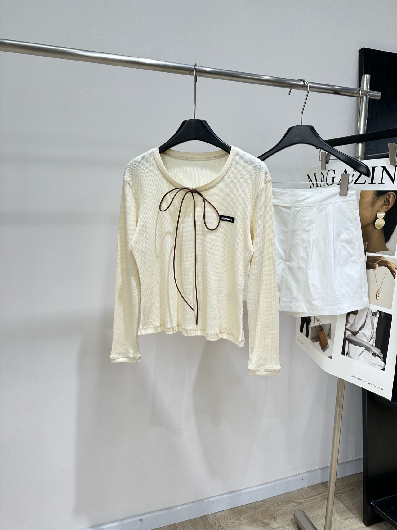 NO:845110,[M Beige Rope Waffle Round Neck Long Sleeve T] Fabric Cotton Color Beige Miu’s off-white lace-up top is made of soft fabric and super comfortable, perfect for autumn and winter!  The dark brown tie design on the neckline is full of layers. It can also modify the neck line. The slim fit can easily highlight the body curve. It goes well with high-waisted pants or skirts ~ It can be worn for daily commuting and leisure. It is versatile to wear alone or as an inner layer. It is easy to switch styles, and you have a gentle temperament!  Flat size S shoulder width 42, bust 90 stretch, length 52, sleeve length 54 M shoulder width 43, bust 94 stretch, length 53, sleeve length 55 L shoulder width 44, bust 98 stretch, length 54, sleeve length 56 Manual measurement will have an error of 2~3cm, which is normal,,miumiu,skirts,19860909【M米色咖绳华夫格圆领长袖T】 面料棉 颜色米色 Miu这款米白色系带上衣 柔软面料超舒适,秋冬穿超合适！ 领口深棕系带设计,层次感满满 还能修饰颈部线条 修身版型,轻松凸显身材曲线 搭配高腰裤或半裙都很出彩～ 日常通勤、休闲都能穿 单穿或内搭都很百搭 轻松切换风格,温柔气质拿捏住啦！ 平铺尺码 S肩宽42,胸围90弹力,衣长52,袖长54 M肩宽43,胸围94弹力,衣长53,袖长55 L肩宽44,胸围98弹力,衣长54,袖长56 手工测量会有2~3cm误差属于正常范围,,miumiu,skirts,,Women's clothing