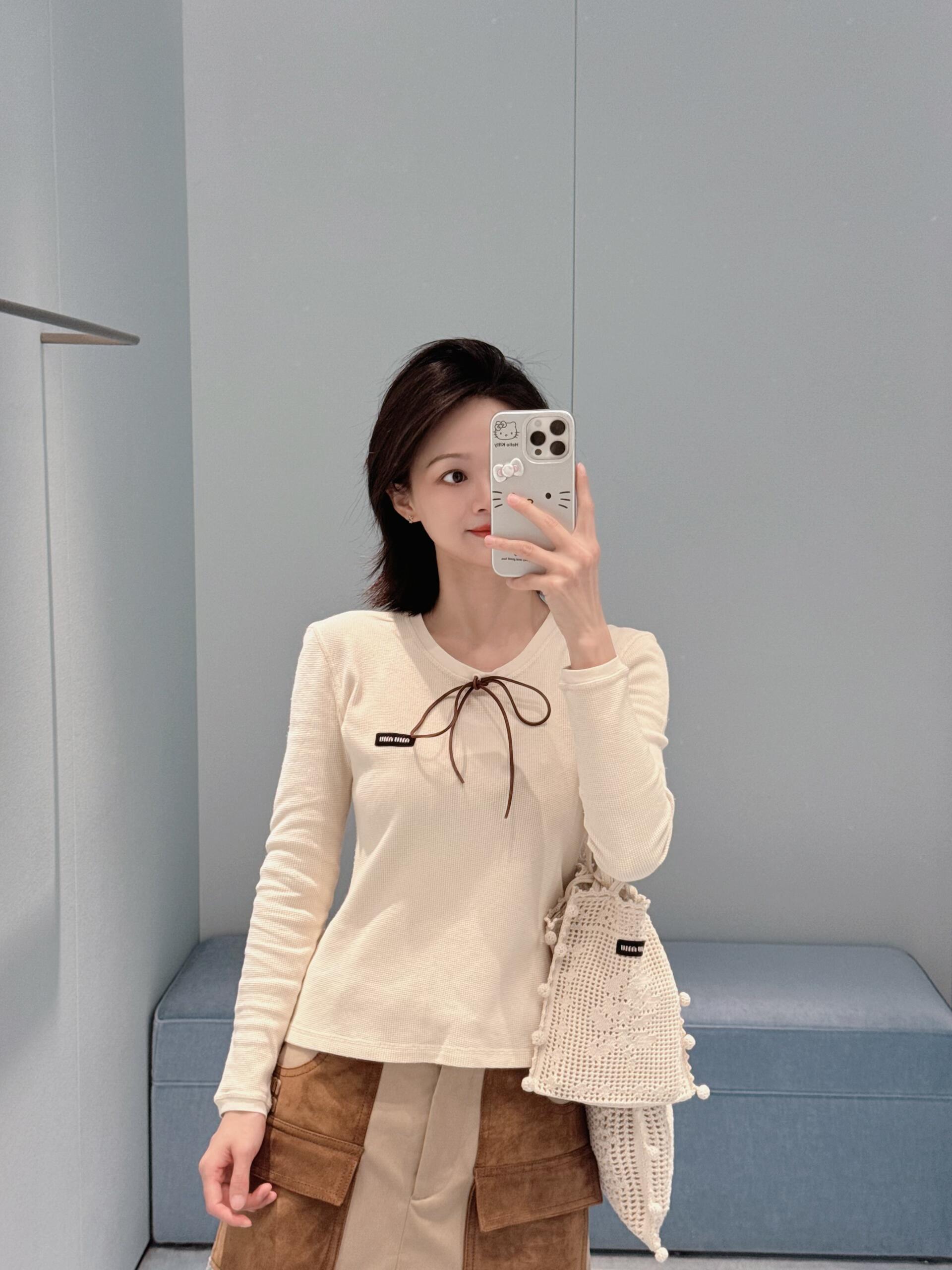 NO:845114,Miu's off-white strappy top is made of soft fabric and super comfortable, perfect for autumn and winter!  The dark brown tie design on the neckline is full of layers and can also modify the neck line,,miumiu,19860909Miu这款米白色系带上衣 柔软面料超舒适,秋冬穿超合适！ 领口深棕系带设计,层次感满满 还能修饰颈部线条,,miumiu,,Women's clothing