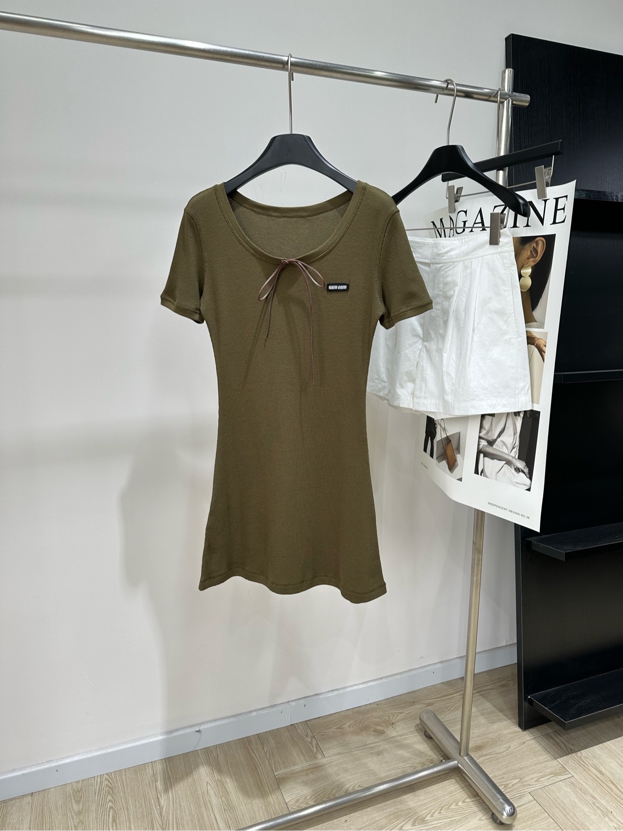 NO:845119,[M olive green waffle short-sleeved dress] Fabric cotton Color olive green Miu's olive green waffle dress is made of cotton, soft and breathable to the touch. Skin-friendly and stiff, not easy to deform. Slim-fitting short design, easily showing off body curves. Neck tie + small label on the chest, retro and a bit pure desire. Olive green has low saturation, white and durable. It can be easily worn in daily or retro college style.  Pair it with a brown patent leather bag and loafers to switch between sweet and cool elegance!  Flat size S shoulder width 42, bust 82 stretch, skirt length 78, sleeve length 19 M shoulder width 43, bust 86 stretch, skirt length 79, sleeve length 20 L shoulder width 44, bust 90 stretch, skirt length 80, sleeve length 21 There will be an error of 2~3cm in manual measurement, which is within the normal range,,miumiu,loafers,skirts,T-shirt,19860909【M橄榄绿华夫格短袖连衣裙】 面料棉 颜色橄榄绿 Miu这款橄榄绿华夫格连衣裙 采用棉,触感软糯透气 亲肤又挺括,不易变形 修身短款设计,轻松展现身材曲线 领口系带+胸前小标牌,复古又带点纯欲感 橄榄绿低饱和度,显白又耐看 日常或复古学院风都能轻松驾驭 搭配棕色漆皮包和乐福鞋,甜酷优雅随心切换！ 平铺尺码 S肩宽42,胸围82弹力,裙长78,袖长19 M肩宽43,胸围86弹力,裙长79,袖长20 L肩宽44,胸围90弹力,裙长80,袖长21 手工测量会有2~3cm误差属于正常范围,,miumiu,loafers,skirts,T-shirt,,Women's clothing