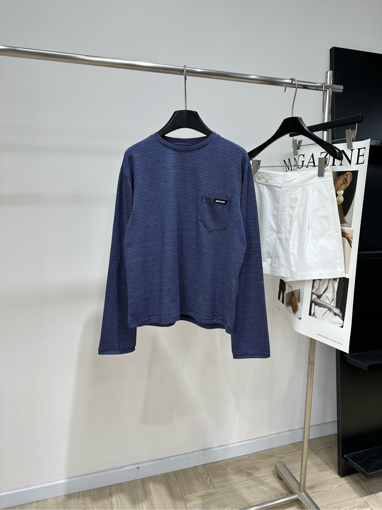 NO:845125,[M dark blue sesame single pocket round neck long-sleeved T-shirt] Fabric knitted cotton Color dark blue Miu 26SS navy blue knitted long-sleeved T-shirt Soft and delicate fabric, super comfortable to wear!  Round neck + small chest patch pocket, simple and detailed. Loose fit, suitable for wearing alone or layered. Easily create a layered look. Navy blue is versatile, suitable for commuting and leisure. Low-key and fashionable, it is a must-have item that combines practicality and design!  Flat size S shoulder width 48, bust 108, length 62, sleeve length 65 M shoulder width 49, chest 112, length 63, sleeve length 66 L shoulder width 50, bust 116, length 64, sleeve length 67 Manual measurement will have an error of 2~3cm, which is within the normal range,,miumiu,tees,t-shirt,19860909【M深蓝芝麻单口袋圆领长袖T】 面料针织棉 颜色深蓝 Miu 26SS藏青色针织长袖T恤 柔软细腻面料,穿着超舒适！ 圆领+胸前小贴袋,简约又有细节感 宽松版型,单穿或内搭都很OK 轻松打造层次感 藏青色百搭,通勤休闲都能hold住 低调又时髦,是实用与设计感兼具的必备单品！ 平铺尺码 S肩宽48,胸围108,衣长62,袖长65 M肩宽49,胸围112,衣长63,袖长66 L肩宽50,胸围116,衣长64,袖长67 手工测量会有2~3cm误差属于正常范围,,miumiu,tees，t-shirt,,Women's clothing