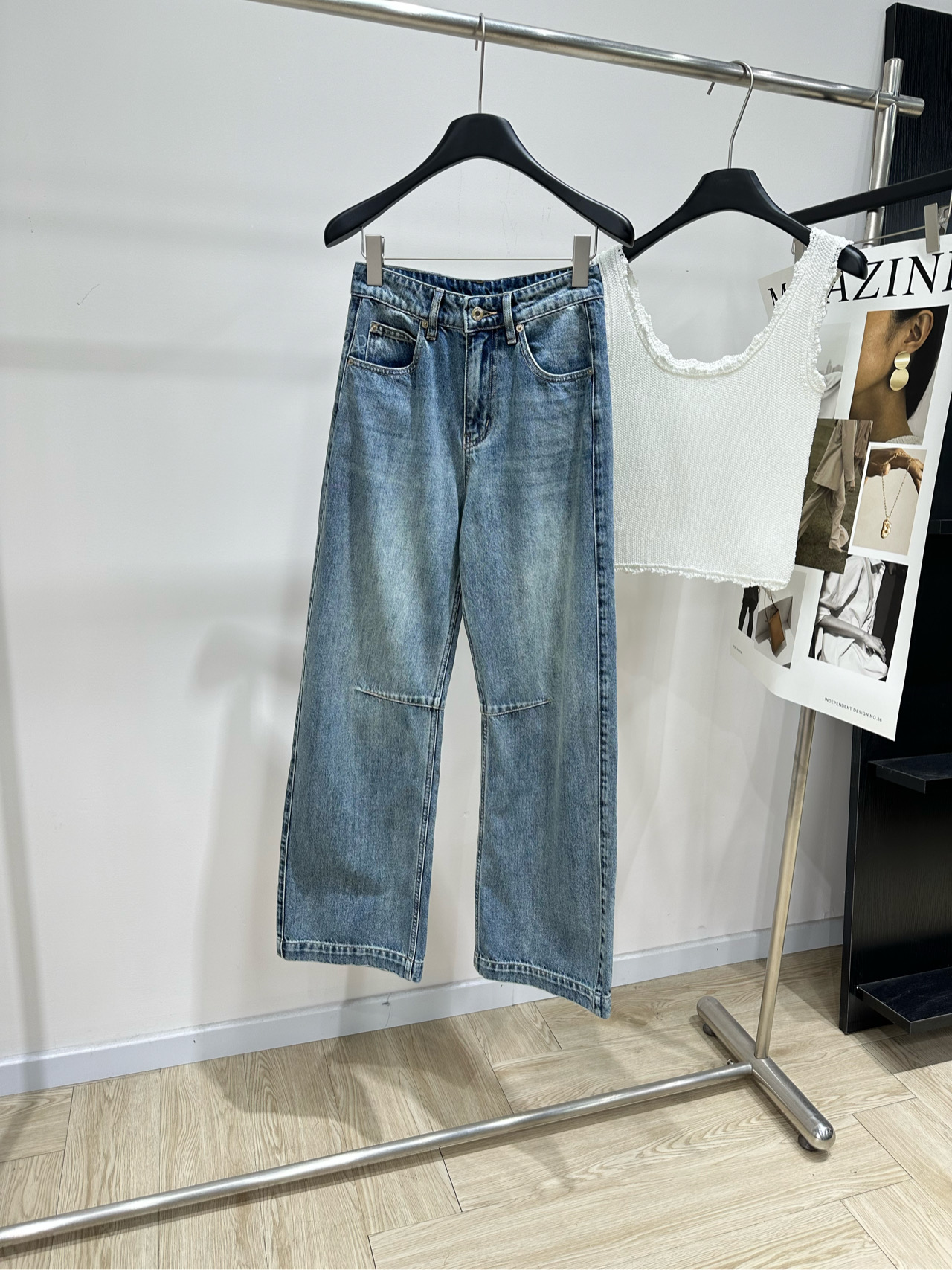 NO:845134,[loe side printed scimitar denim trousers] Fabric denim cotton Color denim blue LOEW* side logo nostalgic washed scimitar trousers Same style as Yang Mi, denim cotton texture Soft and comfortable, high waist buttoned double pocket design Split lines sewn at the knees to create a scimitar effect Modify the leg shape, the loose scimitar version is really amazing It covers the hip width, and the overall looseness is fashionable ~ Flat size S waist 66, hip 100, trouser length 107  M腰围70,臀围104,裤长108 L腰围74,臀围108,裤长109 手工测量会有2~3cm误差属于正常范围,,loewe,19860909【loe侧面印花弯刀牛仔长裤】 面料牛仔棉 颜色牛仔蓝 LOEW*侧边logo怀旧洗水弯刀裤 杨幂同款,牛仔棉质地 柔软舒适,高腰系扣双插兜设计 膝弯处缝制分割线打造弯刀效果 修饰腿型,宽松弯刀版型真的很绝 很遮胯宽,整体松弛时髦~ 平铺尺码 S腰围66,臀围100,裤长107 M腰围70,臀围104,裤长108 L腰围74,臀围108,裤长109 手工测量会有2~3cm误差属于正常范围,,loewe,,Women's clothing