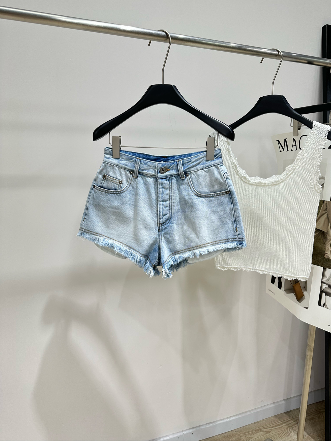 NO:845159,[Loe light blue cable embroidery fringed denim shorts] Fabric denim cotton Color light blue Lore *Paula’s Ibiza series denim shorts Light blue washed and distressed, raw edge tassels on the legs, retro and casual, super atmospheric. Anagram embroidery on the back pocket, low-key yet recognizable, full of details!  Mid-high waist, slightly loose fit, modified waist-to-hip ratio, comfortable and long legs, Pear-shaped body friendly, soft and crisp fabric, super comfortable to wear in summer, can be easily matched with T-shirts, suspenders or shirts, suitable for daily, vacation, and street style!  Flat size S waist 68, hip 94, trouser length 33 M waist 72, hip 98, trouser length 34 L waist 76, hip 102, trouser length 35 Manual measurement will have an error of 2 to 3cm, which is within the normal range, loewe, shorts, shirts, tees, t-shirt,19860909【Loe浅蓝绞花刺绣流苏牛仔短裤】 面料牛仔棉 颜色浅蓝 Lore *Paula’s Ibiza系列牛仔短裤 浅蓝水洗做旧,裤脚毛边流苏 复古随性超有氛围感 后袋Anagram刺绣,低调又有辨识度,细节满分！ 中高腰微宽松版型 修饰腰臀比例,舒适又显腿长 梨形身材友好 面料柔软挺括,夏天穿超舒服 无论T恤、吊带还是衬衫都能轻松搭配 日常、度假、街头风都OK！ 平铺尺码 S腰围68,臀围94,裤长33 M腰围72,臀围98,裤长34 L腰围76,臀围102,裤长35 手工测量会有2～3cm误差属于正常范围,,loewe,shorts,shirts,tees，t-shirt,,Women's clothing