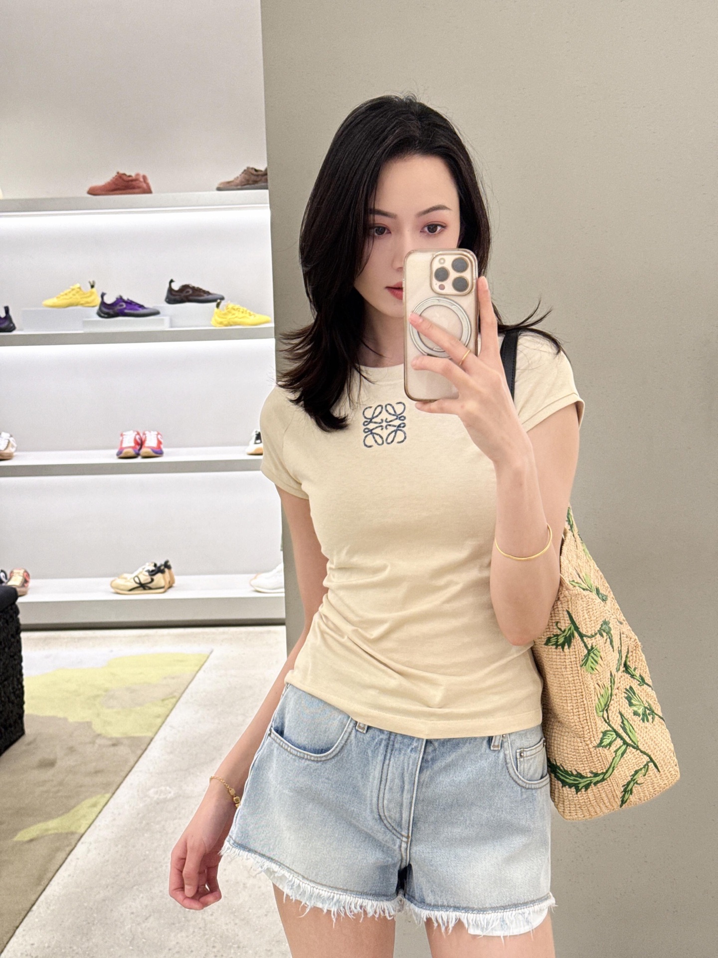 NO:845164,Light blue washed and distressed, trousers with raw edges and tassels, retro and casual, with a super atmospheric feel. Anagram embroidery on the back pocket is low-key and recognizable, and the details are perfect!  ,,19860909浅蓝水洗做旧,裤脚毛边流苏 复古随性超有氛围感 后袋Anagram刺绣,低调又有辨识度,细节满分！,,,Women's clothing