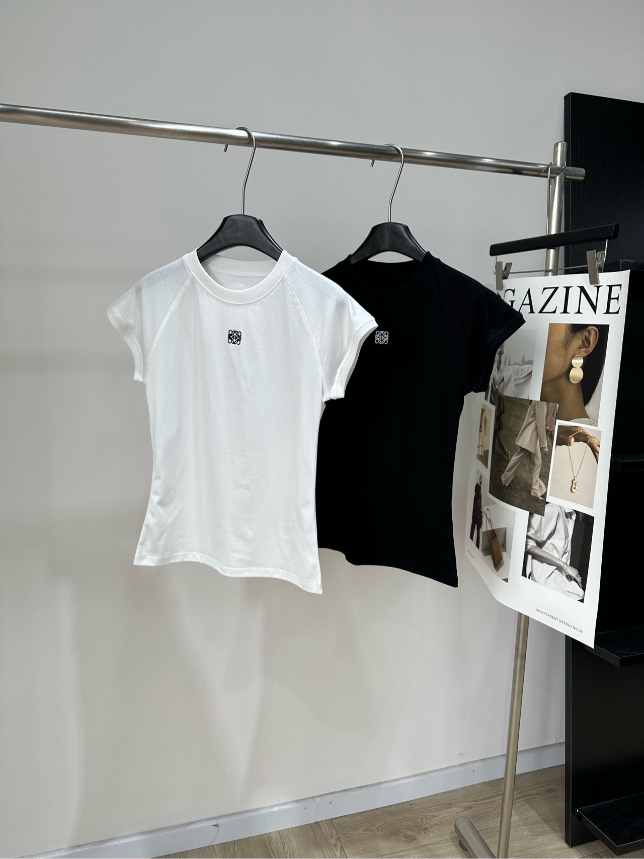 NO:845959,[loe black and white neckline cable embroidery short-sleeved T-shirt] Fabric cotton blend color white, black LOEW* heavy industry round neck embroidered letter pattern short T-shirt Design slim and elegant Selected silky knitted cotton fabrics are skin-friendly and breathable Imported fabrics are all customized Simple and versatile very girly design New version of raglan sleeves, classic embroidery Recommended flat size S raglan sleeves, bust 82, length 56, shoulder sleeve length 20  M raglan sleeves, bust 86, length 57, shoulder sleeve length 21 L raglan sleeves, chest 90, length 58, shoulder sleeve length 22. There will be an error of 2~3cm due to manual measurement, which is within the normal range, loewe, T-shirt, tees, t-shirt,19860909【loe黑白领口绞花刺绣短袖T】 面料棉混纺 颜色白色、黑色 LOEW*重工圆领刺绣字母图案短款T恤 设计修身显瘦有气质 精选丝滑针织棉面料亲肤透气 进口面料全部定制 简约百搭很少女心的设计 新版插肩袖,经典刺绣 推荐 平铺尺码 S插肩袖,胸围82,衣长56,肩袖长20 M插肩袖,胸围86,衣长57,肩袖长21 L插肩袖,胸围90,衣长58,肩袖长22 手工测量会有2~3cm误差属于正常范围,,loewe,T-shirt,tees，t-shirt,,Women's clothing