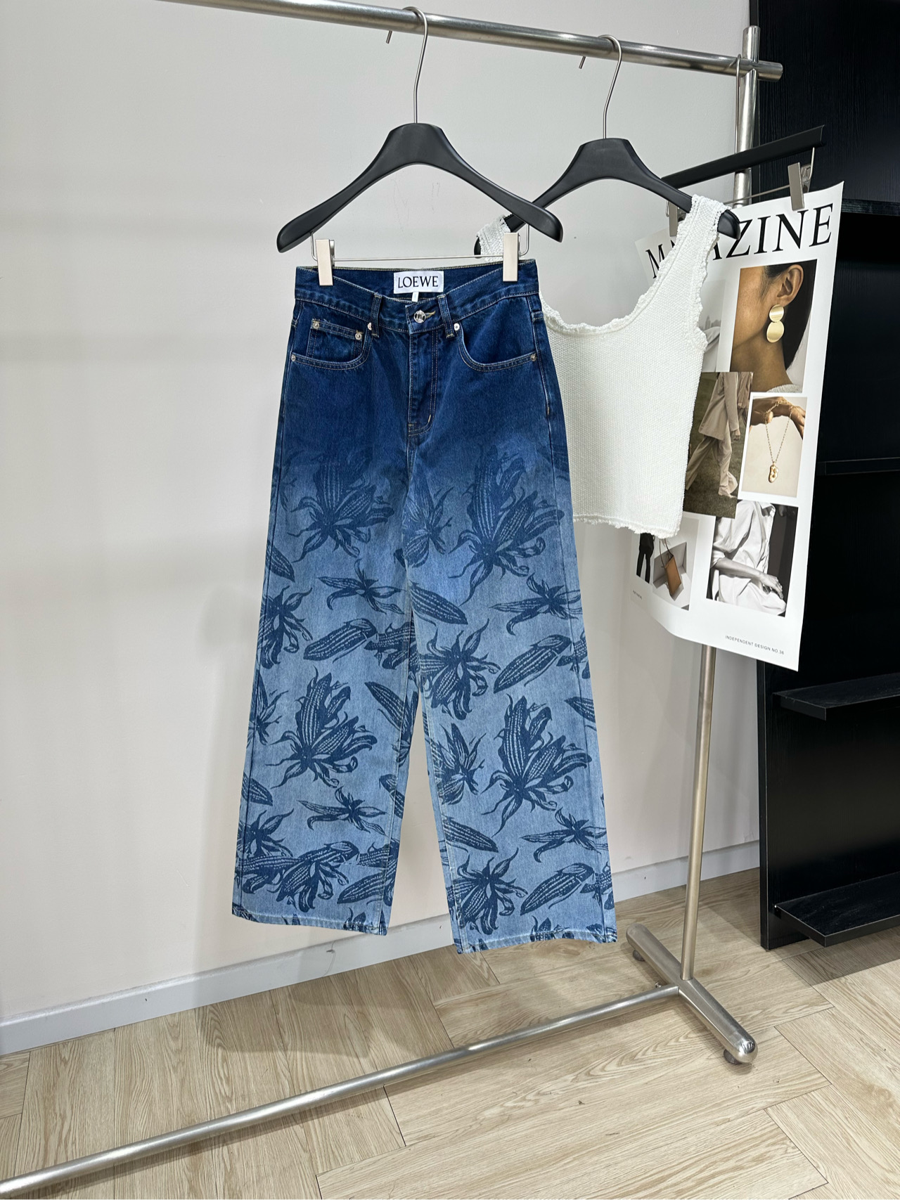 NO:845977,[loe dark blue gradient corn print denim trousers] Fabric denim cotton Color dark blue LOEW*Paula’s Ibiza series jeans Gradient washed denim + corn print Full of summer atmosphere!  The trouser legs have smooth curves, are loose and slim, and the retro and distressed texture is very recognizable. It can be easily used for daily commuting and vacation. Pair it with a simple top or straw bag to easily get a fashionable summer look!  Flat size S waist 70, hip 100, trouser length 107 M waist 74, hip 104, trouser length 108 L waist 78, hip 108, trouser length 109 Manual measurement will have an error of 2 to 3cm, which is within the normal range,,loewe,espadrilles,jeans,19860909【loe深蓝渐变玉米印花牛仔长裤】 面料牛仔棉 颜色深蓝 LOEW*Paula’s Ibiza系列牛仔裤 渐变水洗牛仔布+玉米印花 夏日氛围感拉满！ 裤腿弧线流畅,宽松又显瘦 复古做旧质感超有辨识度 日常通勤、度假都能轻松驾驭 搭配简约上衣或草编包 轻松get夏日时髦造型！ 平铺尺码 S腰围70,臀围100,裤长107 M腰围74,臀围104,裤长108 L腰围78,臀围108,裤长109 手工测量会有2～3cm误差属于正常范围,,loewe,espadrilles,jeans,,Women's clothing