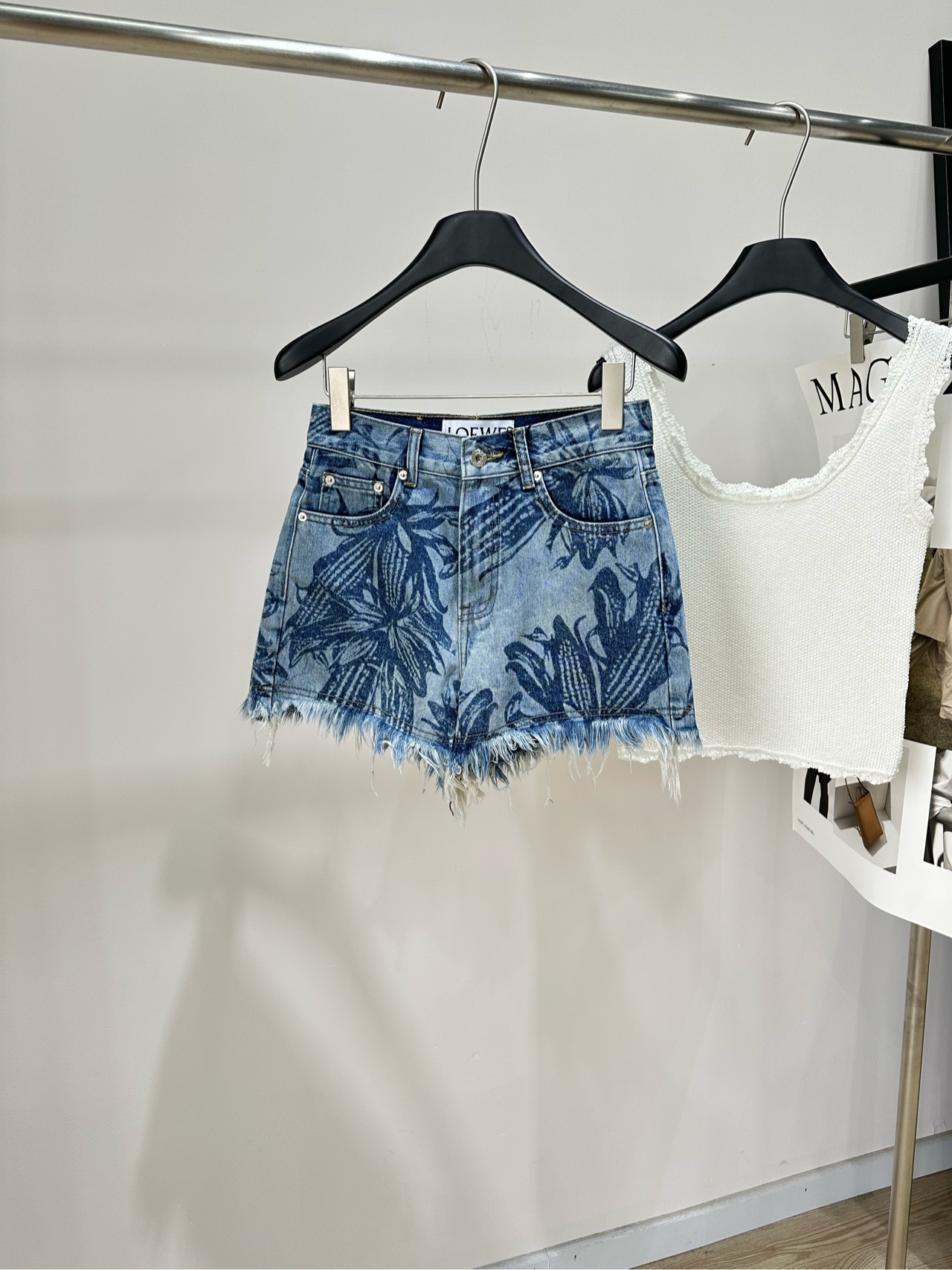 NO:845931,[Loe light blue corn print raw edge denim shorts] Fabric denim cotton Color light blue LOEW*Paula’s Ibiza series denim shorts The corn print design has a summer vacation atmosphere!  The raw edge fringed trousers are casual and fashionable. The denim fabric is wear-resistant and breathable, super comfortable to wear in summer. The low-saturated blue and white color scheme is fresh and long-legged. Pair it with a striped top or straw bag to easily get an island-style outfit. It is suitable for daily commuting and beach vacations. It is a must-have item in the summer wardrobe!  Flat size S waist 68, hip 96, trouser length 37 M waist 72, hip 100, trouser length 38 L waist 76, hip 104, trouser length 39 Manual measurement will have an error of 2 to 3cm, which is within the normal range,,loewe,espadrilles,shorts,19860909【Loe浅蓝玉米印花毛边牛仔短裤】 面料牛仔棉 颜色浅蓝 LOEW*Paula’s Ibiza系列牛仔短裤 玉米印花设计超有夏日度假氛围感！ 毛边流苏裤脚,随性又时髦 牛仔布料耐磨透气,夏天穿超舒服 低饱和蓝白配色,清新显腿长 搭配条纹上衣或草编包 轻松get海岛风穿搭 日常通勤、海边度假都很适合 是夏日衣橱必备单品！ 平铺尺码 S腰围68,臀围96,裤长37 M腰围72,臀围100,裤长38 L腰围76,臀围104,裤长39 手工测量会有2～3cm误差属于正常范围,,loewe,espadrilles,shorts,,Women's clothing