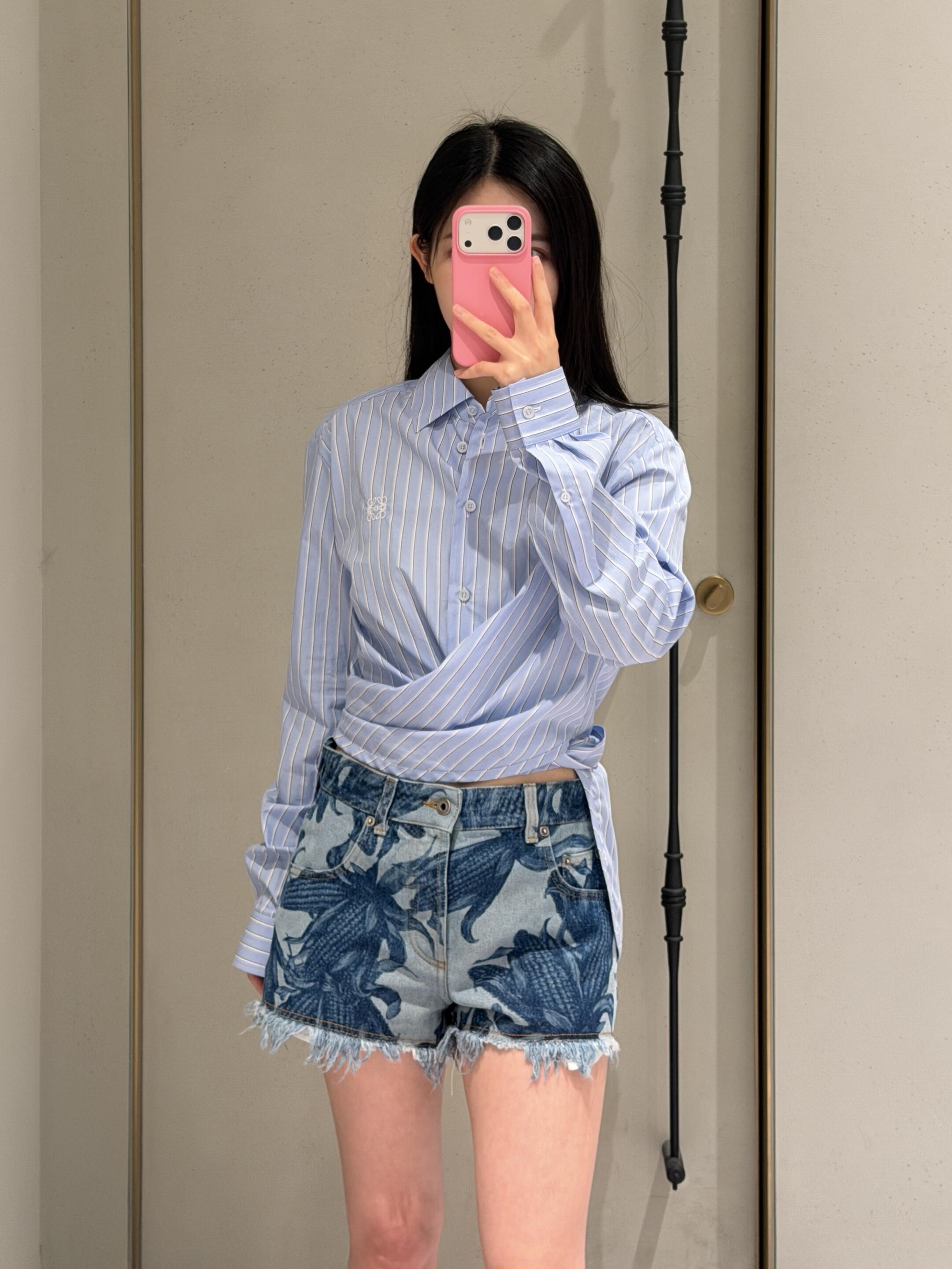 NO:845936,Raw edge fringed trousers, casual and fashionable. Denim fabric is wear-resistant and breathable, super comfortable to wear in summer. Low saturation blue and white color, fresh and long legs.19860909毛边流苏裤脚,随性又时髦 牛仔布料耐磨透气,夏天穿超舒服 低饱和蓝白配色,清新显腿长,,,Women's clothing