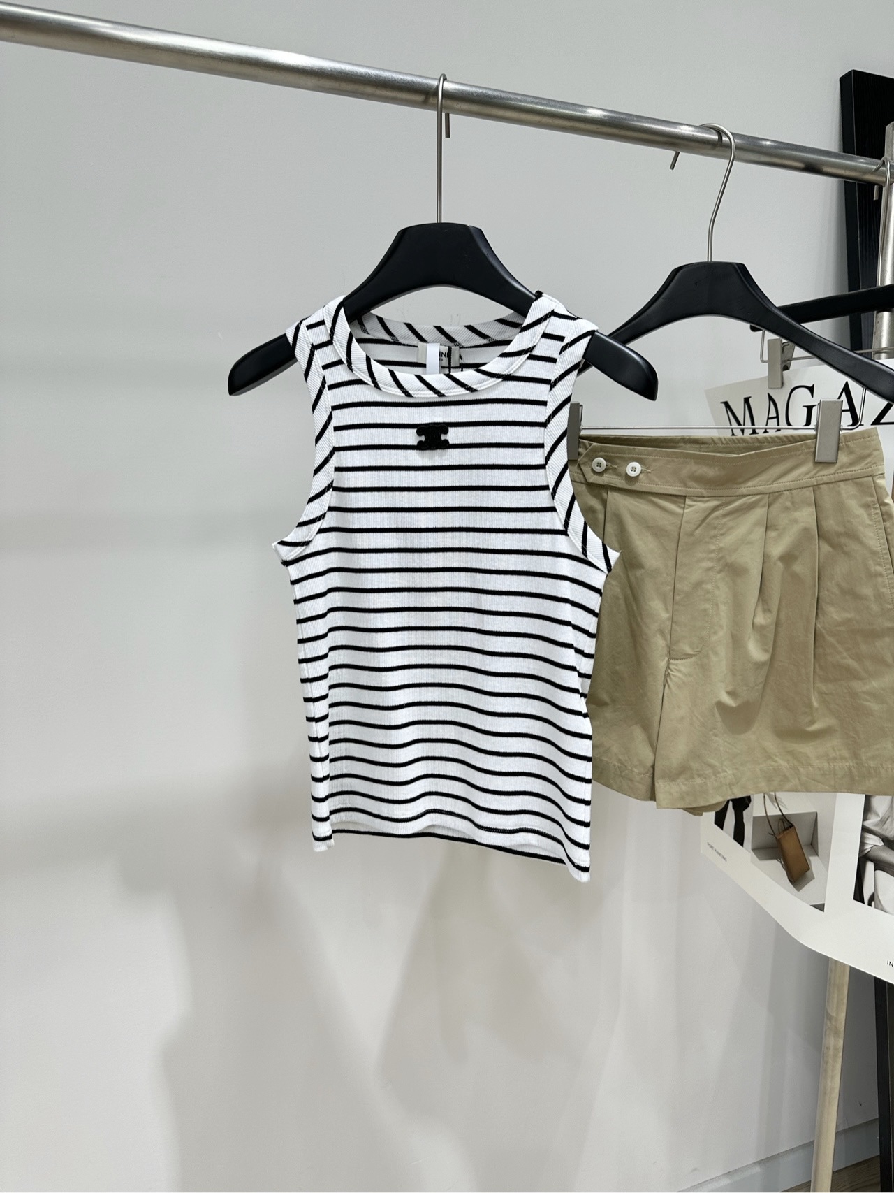 NO:845942,[Arc de Triomphe black and white striped halterneck vest] Fabric cotton + mulberry silk blend Color black and white stripes CELIN*26 spring and summer black and white striped knitted vest Cotton + mulberry silk blended fabric is soft, skin-friendly and super comfortable!  The U-shaped wide shoulder strap design modifies the shoulder shape. The Arc de Triomphe logo is super recognizable. The sleeveless style is super refreshing for summer, and the stripes are classic and versatile. You can wear it with jeans or wide-leg pants, and you can capture the French laziness~ It can be easily used for commuting and leisure!  Flat size S shoulder width 29, bust 68 stretch, length 51 M shoulder width 30, bust 72 stretch, length 52 L shoulder width 31, bust 76 stretch, length 53 Manual measurement will have an error of 2 to 3cm, which is within the normal range,,celine,jeans,19860909【凯旋门黑白条纹挂脖小背心】 面料棉+桑蚕丝混纺 颜色黑白条纹 CELIN*26春夏黑白条纹针织背心 棉+桑蚕丝混纺面料柔软亲肤超舒适！ U型宽肩带设计,修饰肩型 凯旋门小标超有辨识度 无袖款式夏天穿超清爽,条纹经典百搭 随手搭牛仔裤或阔腿裤,法式慵懒感拿捏住～ 通勤休闲都能轻松驾驭！ 平铺尺码 S肩宽29,胸围68弹力,衣长51 M肩宽30,胸围72弹力,衣长52 L肩宽31,胸围76弹力,衣长53 手工测量会有2～3cm误差属于正常范围,,celine,jeans,,Women's clothing