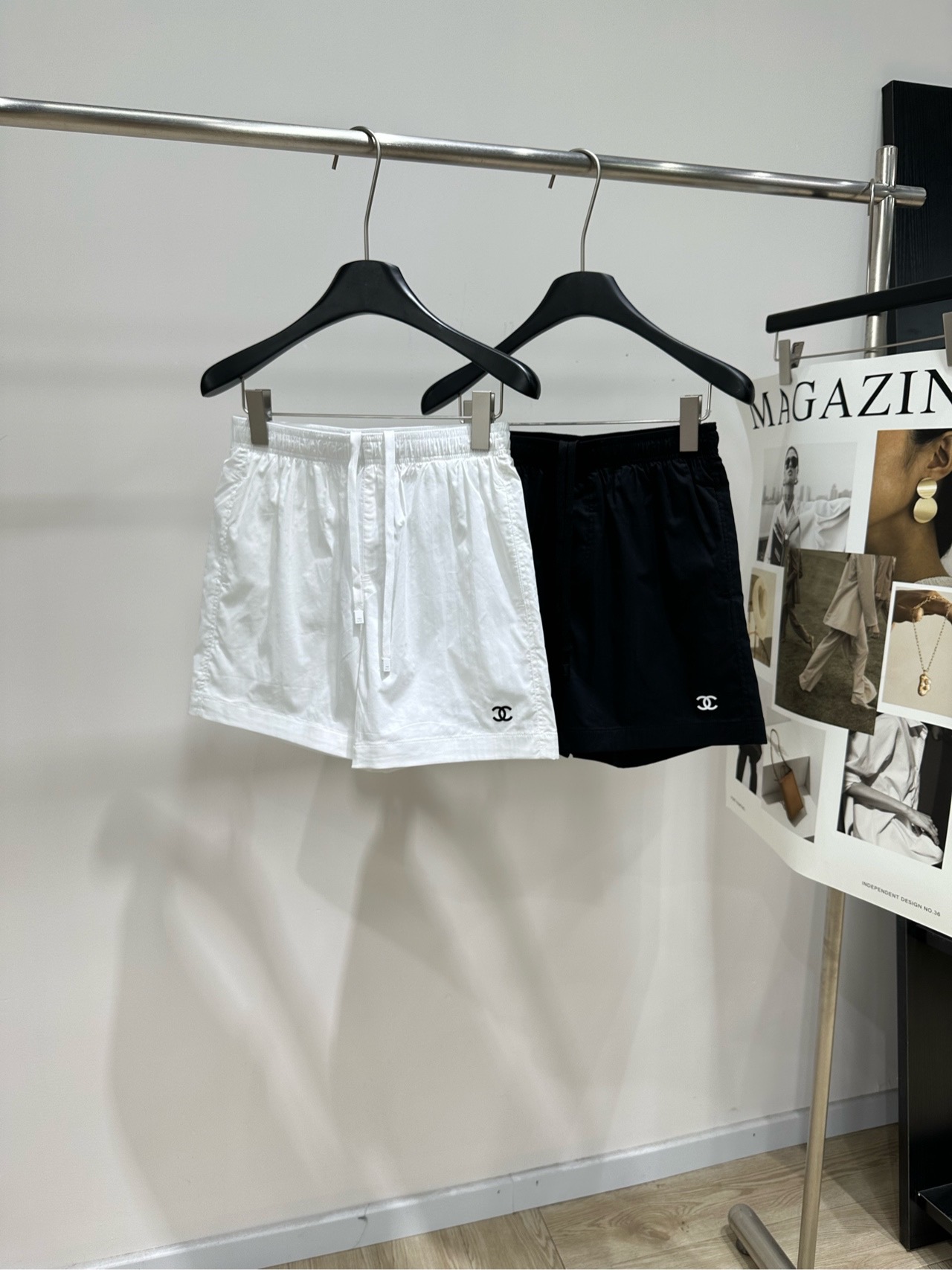 NO:845954,[Double C black and white drawstring quick-drying casual shorts] Fabric nylon + mesh Color white, black Xiaoxiang sports shorts, made of light and quick-drying fabric Suitable for sports and daily wear There is an obvious double C logo on the shorts The design is simple and elegant, suitable for various occasions These shorts are very popular in the fashion industry, a versatile must-have item Flat size S waist 66 elastic, hip 100, trouser length 41 M waist 70 elastic, hip 104, trouser length 42  L waist circumference 74 elastic, hip circumference 108, pants length 43. There will be an error of 2 to 3cm in manual measurement, which is within the normal range, shorts,19860909【双C黑白抽绳速干休闲短裤】 面料锦纶+网纱 颜色白色、黑色 小香运动短裤,采用轻薄速干面料 适合运动和日常穿着 短裤上有明显的香奶奶双C标志 设计简洁大方,适合各种场合 这款短裤在时尚界颇受欢迎, 百搭必备单品 平铺尺码 S腰围66弹力,臀围100,裤长41 M腰围70弹力,臀围104,裤长42 L腰围74弹力,臀围108,裤长43 手工测量会有2～3cm误差属于正常范围,,shorts,,Women's clothing