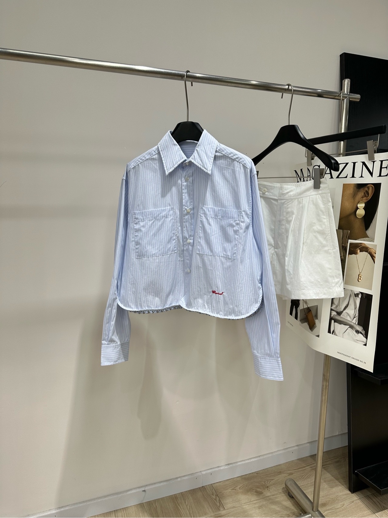 NO:845966,[Xiaoxiang light blue striped chain double pocket shirt] Fabric cotton Color light blue vertical stripes Chanel 26S spring and summer series blue striped short shirt Light blue vertical stripes + red letter embroidery, highly recognizable Short tailoring + chain hem, fashionable and detailed High-quality cotton material, breathable and comfortable, perfect for spring and summer!  The double pocket design is practical and good-looking. It can be easily used for commuting and leisure. Pair with high-waisted pants or short skirts, refreshing and neat, easy to get a high-end look. Flat size S shoulder width 46, chest 116, length 53, sleeve length 61 M shoulder width 47, chest 120, length 54, sleeve length 62 L shoulder width 48, chest 124, length 55, sleeve length 63  There will be an error of 2 to 3cm due to manual measurement, which is within the normal range, chanel, skirts, shirts,19860909【小香浅蓝条纹链条双口袋衬衫】 面料棉 颜色浅蓝竖条纹 香奈儿26S春夏系列蓝色条纹短款衬衫 浅蓝竖条纹+红色字母刺绣,辨识度超高 短款剪裁+链条下摆,时髦又有细节感 高品质棉料,透气舒适,春夏穿超合适！ 双口袋设计实用又好看 通勤休闲都能轻松驾驭 搭配高腰裤或短裙,清爽利落 轻松get高级感穿搭 平铺尺码 S肩宽46,胸围116,衣长53,袖长61 M肩宽47,胸围120,衣长54,袖长62 L肩宽48,胸围124,衣长55,袖长63 手工测量会有2～3cm误差属于正常范围,,chanel,skirts,shirts,,Women's clothing
