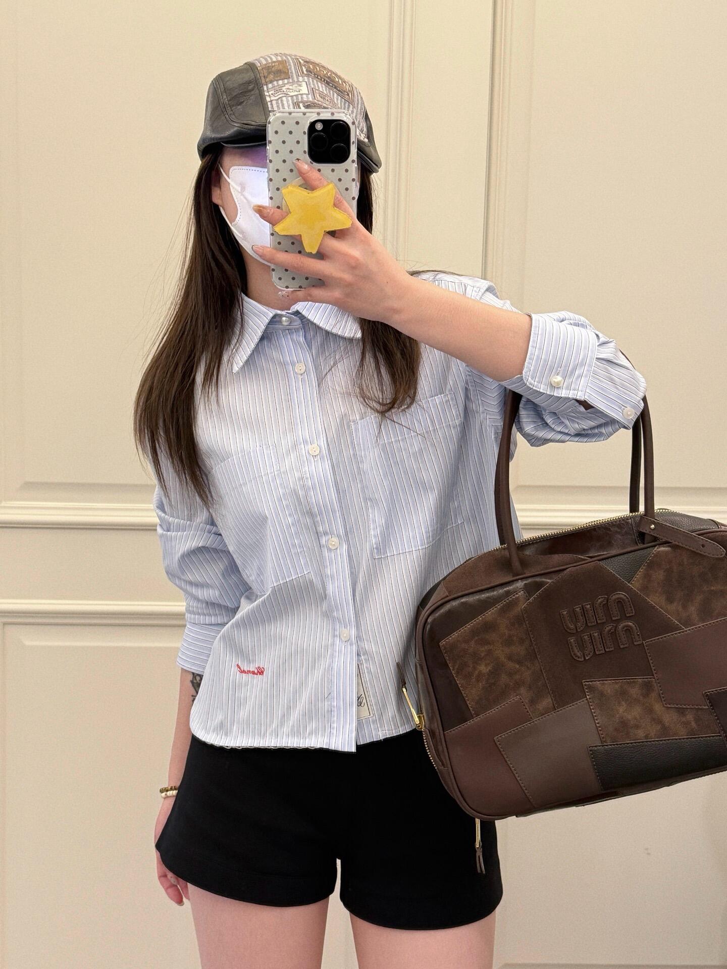 NO:845972,Chanel 26S spring and summer series blue striped short shirt. Light blue vertical stripes + red letter embroidery, highly recognizable. Short cut + chain hem, fashionable and detailed. High-quality cotton material, breathable and comfortable, perfect for spring and summer!  ,,chanel,shirts,19860909香奈儿26S春夏系列蓝色条纹短款衬衫 浅蓝竖条纹+红色字母刺绣,辨识度超高 短款剪裁+链条下摆,时髦又有细节感 高品质棉料,透气舒适,春夏穿超合适！,,chanel,shirts,,Women's clothing