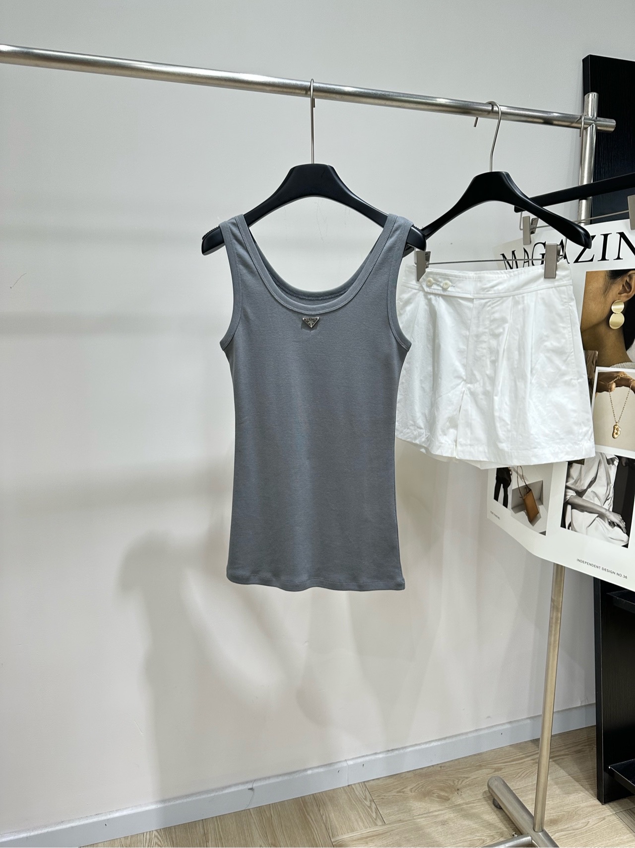 NO:845978,[P gray triangle mark U-neck vest] Fabric cotton Color gray Prad* gray sleeveless vest Made of high-quality cotton fabric, soft and comfortable, super refreshing to wear in summer!  U-shaped neckline + wide shoulder strap design is simple and fashionable, and the triangle logo on the chest is very recognizable. It is versatile and can be worn alone or layered. It can be easily paired with jeans, skirts, and suit jackets. It can be worn in daily casual or light luxury styles. It is a must-have and practical item in the wardrobe!  Flat size S shoulder width 34, bust 72 stretch, length 69 M shoulder width 35, bust 76 stretch, dress length 70 L shoulder width 36, bust 80 stretch, dress length 71 Manual measurement will have an error of 2 to 3cm, which is within the normal range, prada, skirts, jeans, jackets & coats, business suit,19860909【P灰色三角标U领背心】 面料棉 颜色灰色 Prad*灰色无袖背心 采用高品质棉质面料,柔软舒适 夏天穿超清爽！U型领口+宽肩带设计 简约又时髦,胸前三角Logo超有辨识度 百搭属性,单穿or内搭都OK 轻松搭配牛仔裤、短裙、西装外套 日常休闲or轻奢风都能驾驭 是衣橱必备实用单品！ 平铺尺码 S肩宽34,胸围72弹力,衣长69 M肩宽35,胸围76弹力,衣长70 L肩宽36,胸围80弹力,衣长71 手工测量会有2～3cm误差属于正常范围,,prada,skirts,jeans,jackets & coats,business suit,,Women's clothing
