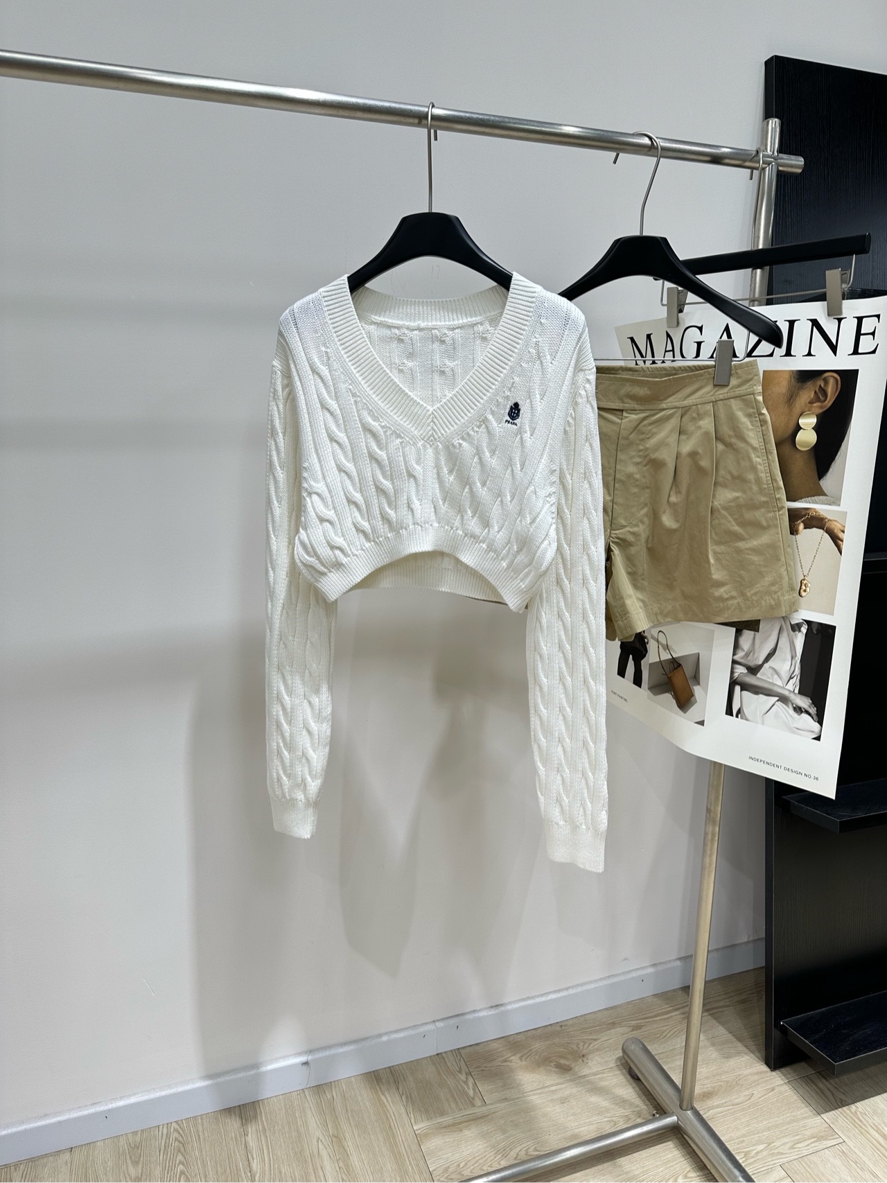 NO:856279,[P white twist V-neck long-sleeved short sweater] Fabric cotton Color white Prad* This white twist knitted short sweater has a V-neck + short cut, neatly showing the waistline. The retro twist texture is super textured. Soft knitted fabric, comfortable to wear, perfect for autumn and winter!  The pony embroidery on the left chest has perfect brand recognition. Pair it with high-waisted pants or skirts to easily create a cool and high-end look. It can be worn for commuting and leisure. It is a hot item in the early spring series and a must-have for fashionistas!  Flat size S Shoulder width 43, bust 90, length 37, sleeve length 67 M Shoulder width 44, bust 94, length 38, sleeve length 68 L Shoulder width 45, bust 98, pants length 39, sleeve length 69 Manual measurement will have an error of 2 to 3cm, which is within the normal range, prada, skirts, sweaters,19860909【P白色麻花V领长袖短毛衣】 面料棉 颜色白色 Prad*这款白色麻花针织短款毛衣 V领+短款剪裁,利落显腰线 复古麻花纹理超有质感 柔软针织面料,穿着舒适,秋冬季节超适合！ 左胸小马刺绣,品牌辨识度满分 搭配高腰裤或裙装 轻松打造清冷高级感,通勤休闲都能穿 是早春系列超火单品,时髦精必入！ 平铺尺码 S肩宽43,胸围90,衣长37,袖长67 M肩宽44,胸围94,衣长38,袖长68 L肩宽45,胸围98,裤长39,袖长69 手工测量会有2～3cm误差属于正常范围,,prada,skirts,sweaters,,Women's clothing