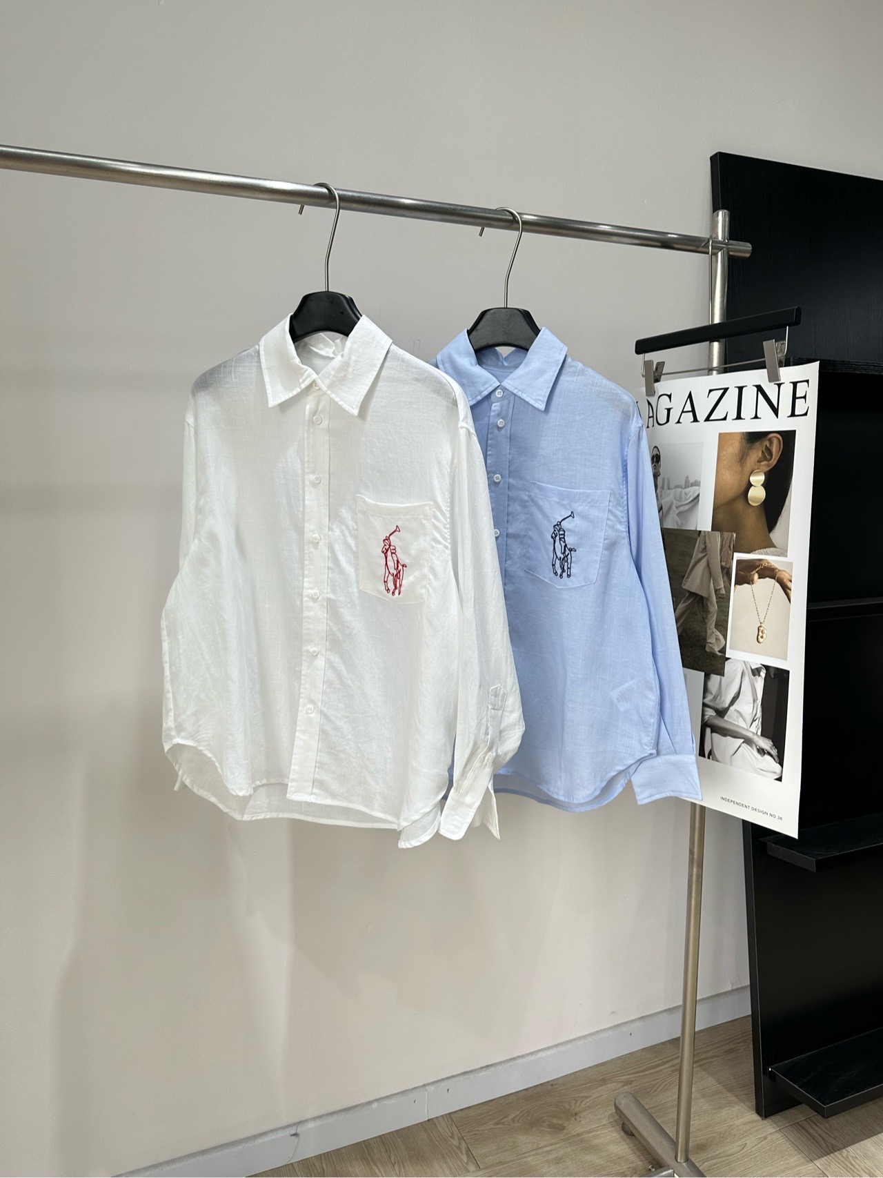 NO:856359,[Polo single-pocket horse-embroidered linen long-sleeved shirt] Fabric linen Color white, light blue Ralph Lauren single-pocket horse-embroidered linen shirt Breathable and light, super comfortable to wear in summer!  The pony embroidery on the chest is very recognizable. The loose and dropped shoulders have a perfect lazy and casual atmosphere. The light color tone is fresh and natural. It can be matched with white T, shorts or jeans. It can be easily used for commuting, traveling, and leisure. The linen material is moisture-wicking and breathable, and it is not stuffy in hot weather. It is a must-have and practical item for the summer wardrobe!  Flat size S shoulder width 45, chest 118, length 67, sleeve length 52 M shoulder width 46, chest 122, length 68, sleeve length 53 L shoulder width 47, chest 126, length 69, sleeve length 54 Manual measurement will have an error of 2 to 3cm, which is within the normal range, loro piana, shorts, jeans, shirts,19860909【polo单口袋绣马亚麻长袖衬衫】 面料 亚麻 颜色白色、浅蓝 Ralph Lauren单口袋绣马亚麻衬衫 透气轻盈,夏天穿超舒服！ 胸前小马刺绣超有辨识度 宽松落肩版型,慵懒随性氛围感满分 浅色色调清新自然 搭白T、短裤或牛仔裤都很百搭 通勤、出游、休闲都能轻松驾驭 亚麻材质吸湿透气,炎热天气也不闷 是夏季衣橱必备实用单品！ 平铺尺码 S肩宽45,胸围118,衣长67,袖长52 M肩宽46,胸围122,衣长68,袖长53 L肩宽47,胸围126,衣长69,袖长54 手工测量会有2～3cm误差属于正常范围,,loro piana,shorts,jeans,shirts,,Women's clothing
