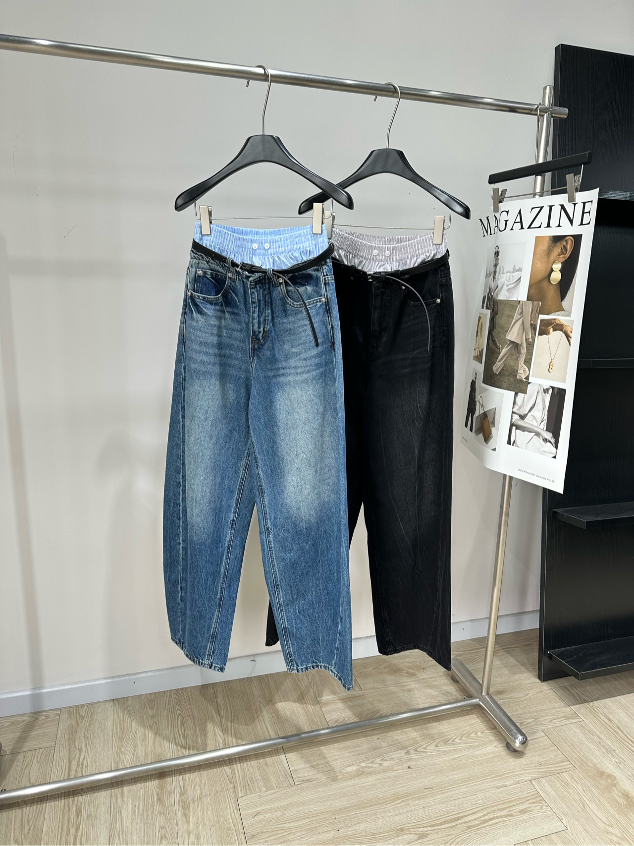 NO:856389,[Dawang double-waist belt scimitar denim trousers] Fabric denim cotton Color blue, black Dawang wears design sense on the legs Double-waisted wide-leg jeans are the ultimate answer to summer wear Retro washed denim fabric, soft but not slumped The upper body has a sense of drape Double-waisted double-layer structure, contrasting waistband + thin belt embellishment Highlights individuality in a low-key manner Easily wears a million-dollar look Flat size  S (26) waist 68, hip 100, trouser length 109 M (27) waist 72, hip 104, trouser length 110 L (28) waist 76, hip 108, trouser length 111 There will be an error of 2~3cm in manual measurement, which is within the normal range,,alexander wang,jeans,19860909【大王双腰头皮带弯刀牛仔长裤】 面料牛仔棉 颜色蓝色、黑色 大王把设计感穿在腿上 双腰头阔腿牛仔裤,才是夏日穿搭的终极答案 复古水洗牛仔面料,软而不塌 上身自带垂坠感 双腰头双层结构,撞色腰头+细皮带点缀 低调中彰显个性 轻松穿出万元级穿搭效果 平铺尺码 S（26）腰围68,臀围100,裤长109 M（27）腰围72,臀围104,裤长110 L（28）腰围76,臀围108,裤长111 手工测量会有2~3cm误差属于正常范围,,alexander wang,jeans,,Women's clothing