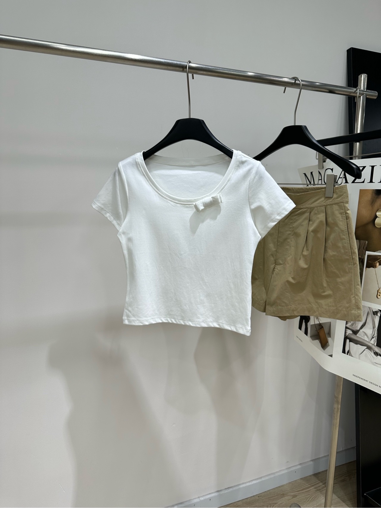 NO:857936,[her pure white bow U-neck short-sleeved T] Fabric cotton + spandex Color white HERLIA* 2026 new summer product White slim fit short style, U-shaped neckline modifies the neck and face The bow on the neck is super delicate Straight-shoulder cut + stretch fabric, fits the body shape Slim and comfortable, whether paired with high-waisted jeans or a skirt, you can easily create a simple and sweet daily outfit Flat size  S Shoulder width 36, bust 84 stretch, length 46, sleeve length 15 M Shoulder width 37, bust 88 stretch, length 47, sleeve length 16 L Shoulder width 38, bust 92 stretch, length 48, sleeve length 17 Manual measurement will have an error of 2 to 3cm, which is within the normal range, skirts, jeans, T-shirt,19860909【her纯白色蝴蝶结U领短袖T】 面料棉+氨纶 颜色白色 HERLIA*2026夏季新品 白色修身短款,U型领口修饰颈部和脸型 领口蝴蝶结超精致 正肩剪裁+弹力面料,贴合身形 显瘦又舒适,无论搭配高腰牛仔裤还是半身裙 都能轻松打造简约甜美日常穿搭 平铺尺码 S肩宽36,胸围84弹力,衣长46,袖长15 M肩宽37,胸围88弹力,衣长47,袖长16 L肩宽38,胸围92弹力,衣长48,袖长17 手工测量会有2～3cm误差属于正常范围,,skirts,jeans,T-shirt,,Women's clothing
