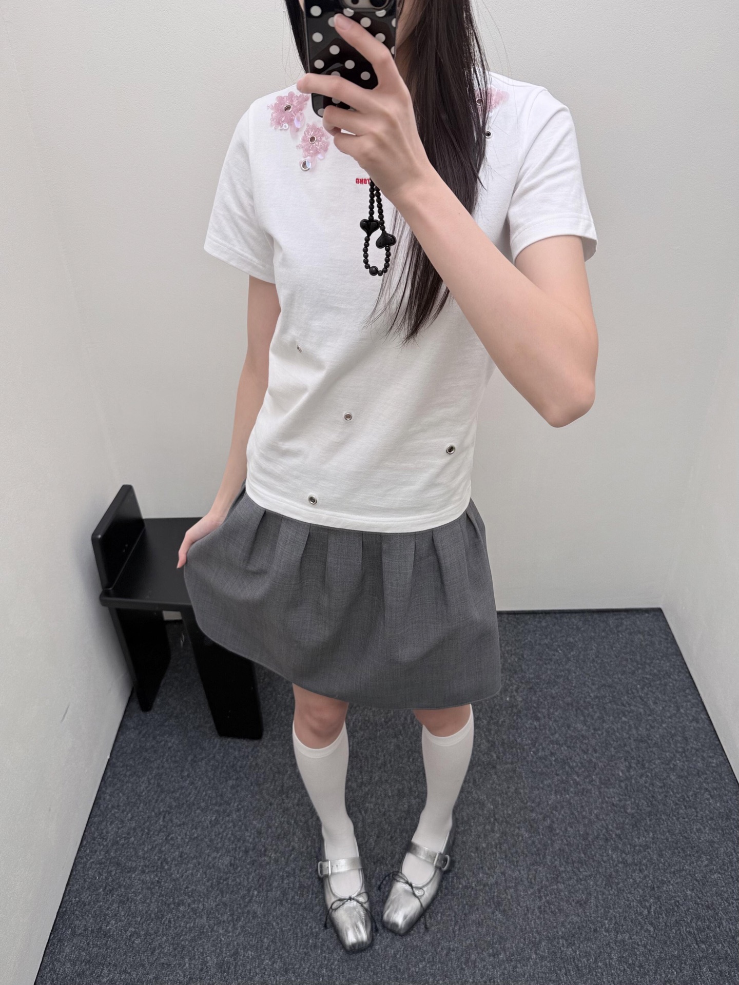 NO:857973,The beaded flower + eyelet decoration on the neckline is playful and detailed. The brand logo on the chest is simple and yet individual. The style is loose and can be worn alone in spring and summer. It goes well with skirts and jeans, skirts, jeans,19860909领口钉珠花+气眼装饰,俏皮又有细节感 胸前品牌标识,简约不失个性 版型宽松,春夏单穿 搭配半裙、牛仔裤都很OK,,skirts,jeans,,Women's clothing