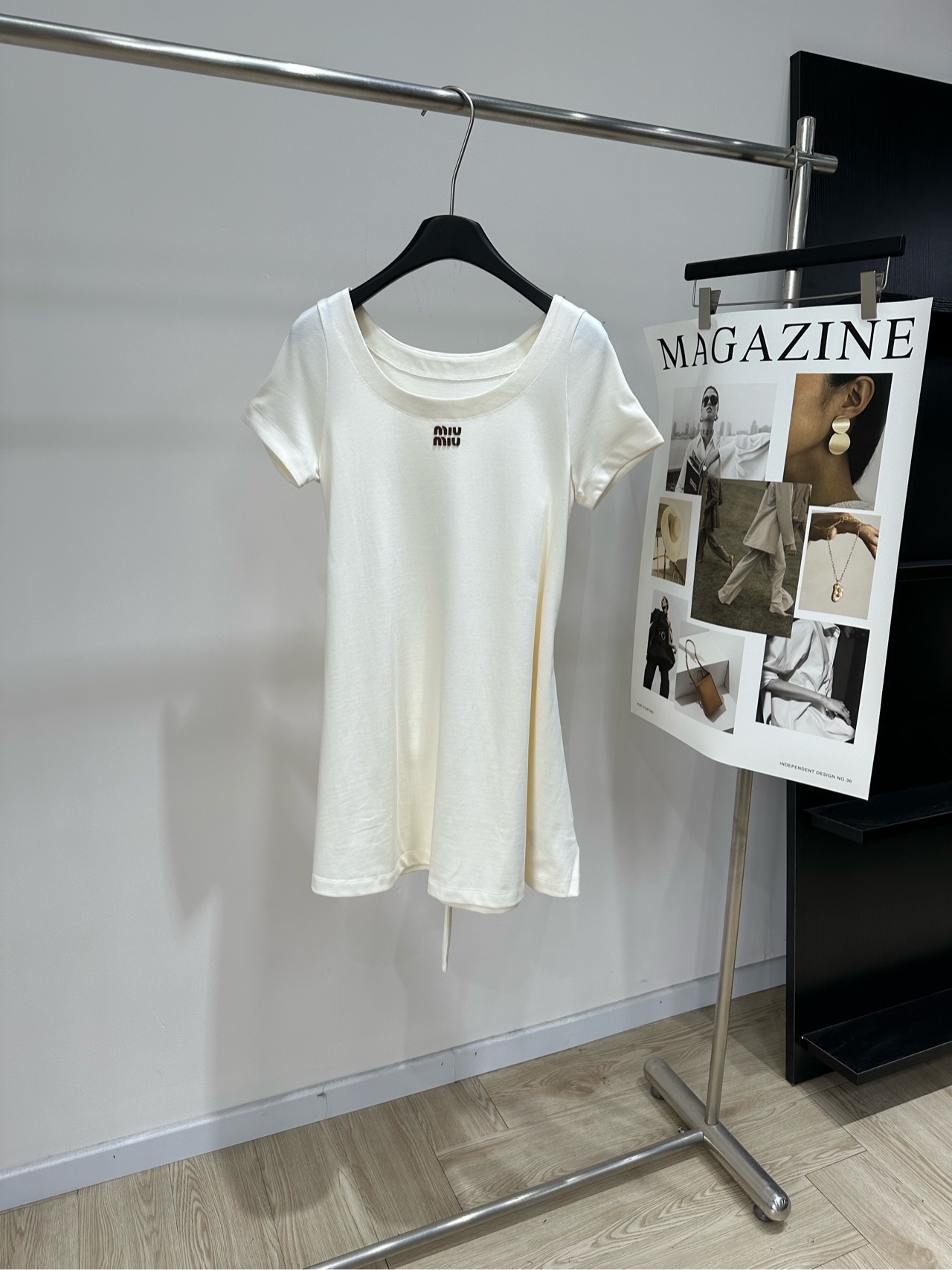 NO:862799,[M off-white leather letter belt A-line short-sleeved dress] Fabric cotton Color off-white Miu's white short-sleeved dress Simple design + soft knitted fabric, super comfortable to wear!  The brand embroidery on the chest is very recognizable. The A-line shape is slim and versatile. It can be easily used for daily life, dating and vacation. The white is refreshing, which is really a plus for summer. It looks great with accessories or shoes. Easily switch between multiple styles ~ Flat size S Shoulder width 32, bust 88, skirt length 80, sleeve length 19 M Shoulder width 33, bust 92, skirt length 81, sleeve length 20  L shoulder width 34, bust 96, skirt length 82, sleeve length 21. There will be an error of 2~3cm in manual measurement, which is within the normal range. Miumiu, skirts, T-shirt,19860909【M米白皮咖字母腰带A字短袖裙】 面料棉 颜色米白色 Miu这款白色短袖连衣裙 简约设计+柔软针织面料,穿着超舒适！ 胸前品牌刺绣超有辨识度 A字版型显瘦又百搭 日常、约会、度假都能轻松驾驭 白色清爽,夏天穿真的很加分 随便搭配配饰或鞋子都很出彩 轻松切换多种风格～ 平铺尺码 S肩宽32,胸围88,裙长80,袖长19 M肩宽33,胸围92,裙长81,袖长20 L肩宽34,胸围96,裙长82,袖长21 手工测量会有2~3cm误差属于正常范围,,miumiu,skirts,T-shirt,,Women's clothing