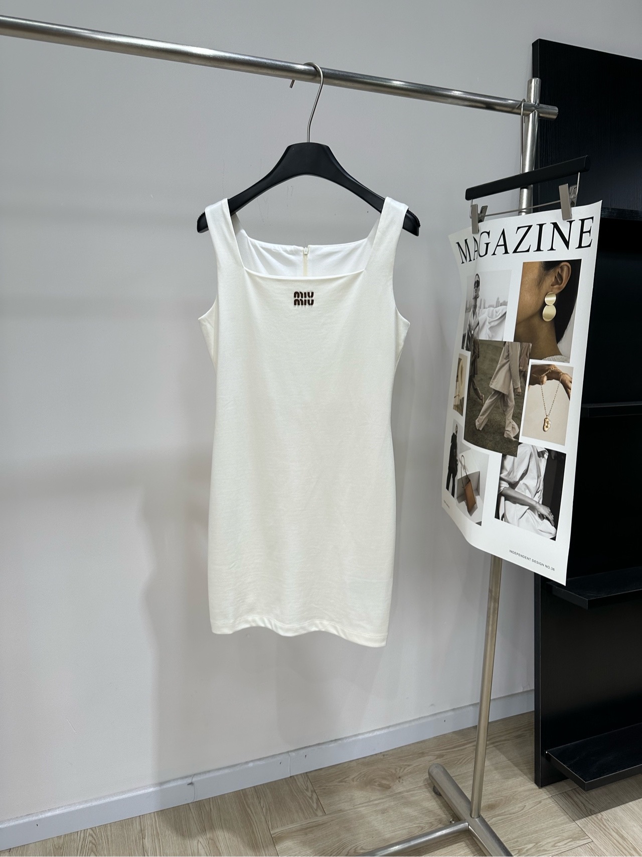 NO:862815,[M off-white leather coffee letter square neck waist vest dress] Fabric cotton Color off-white Miu's off-white sleeveless dress Slim fit + square neck design, simple, elegant and elegant. The brand embroidery on the chest is very recognizable. The fabric is skin-friendly and comfortable, perfect for spring and summer!  The skirt is of moderate length and can be easily worn for commuting, dating, and taking photos. Paired with a brown handbag, it adds a sense of French elegance. It is a practical and fashionable item!  Flat size S shoulder width 33, bust 86, waist 76, skirt length 83 M shoulder width 34, bust 90, waist 80, skirt length 84 L shoulder width 35, bust 94, waist 84, skirt length 85 There will be an error of 2~3cm in manual measurement, which is within the normal range,,miumiu,skirts,19860909【M米白皮咖字母方领收腰背心裙】 面料棉 颜色米白色 Miu这款米白色无袖连衣裙 修身剪裁+方领设计,简约优雅又显气质 胸前品牌刺绣超有辨识度 面料亲肤舒适,春夏穿超合适！ 裙长适中,通勤、约会、拍照都能轻松驾驭 搭配棕色手提包,法式优雅感拉满 是实用又时髦的气质单品！ 平铺尺码 S肩宽33,胸围86,腰围76,裙长83 M肩宽34,胸围90,腰围80,裙长84 L肩宽35,胸围94,腰围84,裙长85 手工测量会有2~3cm误差属于正常范围,,miumiu,skirts,,Women's clothing