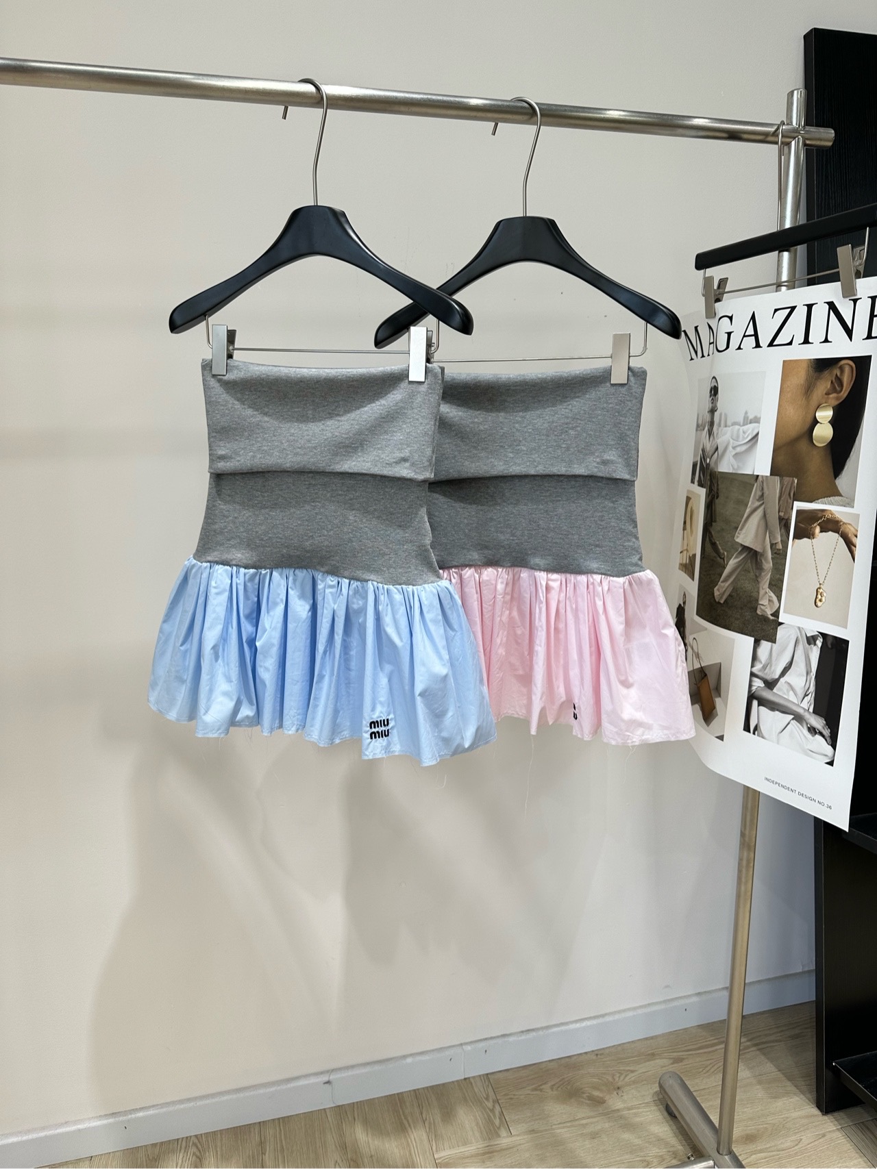 NO:862745,[M pink and blue contrast stitching pleated tube top skirt] l fabric cotton + spandex color pink, light blue gray tube top stitching cake skirt, simple and sweet!  The upper body is gray knitted for a comfortable fit. The tube top design highlights the lines of the shoulders and neck. The lower body is a pink satin cake skirt with full luster. Rich layers and a girly look. The contrasting color design is very personalized. It is perfect for daily outings, dates, and photo shoots. The skirt is moderate in length and can be paired with white shoes or small leather shoes to easily switch styles. It is a must-have and versatile item for the summer wardrobe!  Flat size S bust 62 stretch, skirt length 60 M bust 66 stretch, skirt length 62 L bust 70 stretch, skirt length 64 There will be an error of 2 to 3cm in manual measurement, which is within the normal range,,skirts,19860909【M粉蓝撞色拼接百褶抹胸裙】 l面料棉+氨纶 颜色粉色、浅蓝 灰色抹胸拼接蛋糕裙,简约又甜美！ 上身灰色针织,贴合舒适 抹胸设计凸显肩颈线条 下身粉色缎面蛋糕裙,光泽感满满 层次丰富,少女感爆棚 撞色设计超有个性 日常出街、约会、拍照都很出片 裙长适中,搭配小白鞋或小皮鞋 轻松切换风格,是夏季衣橱必备百搭单品！ 平铺尺码 S胸围62弹力,裙长60 M胸围66弹力,裙长62 L胸围70弹力,裙长64 手工测量会有2～3cm误差属于正常范围,,skirts,,Women's clothing