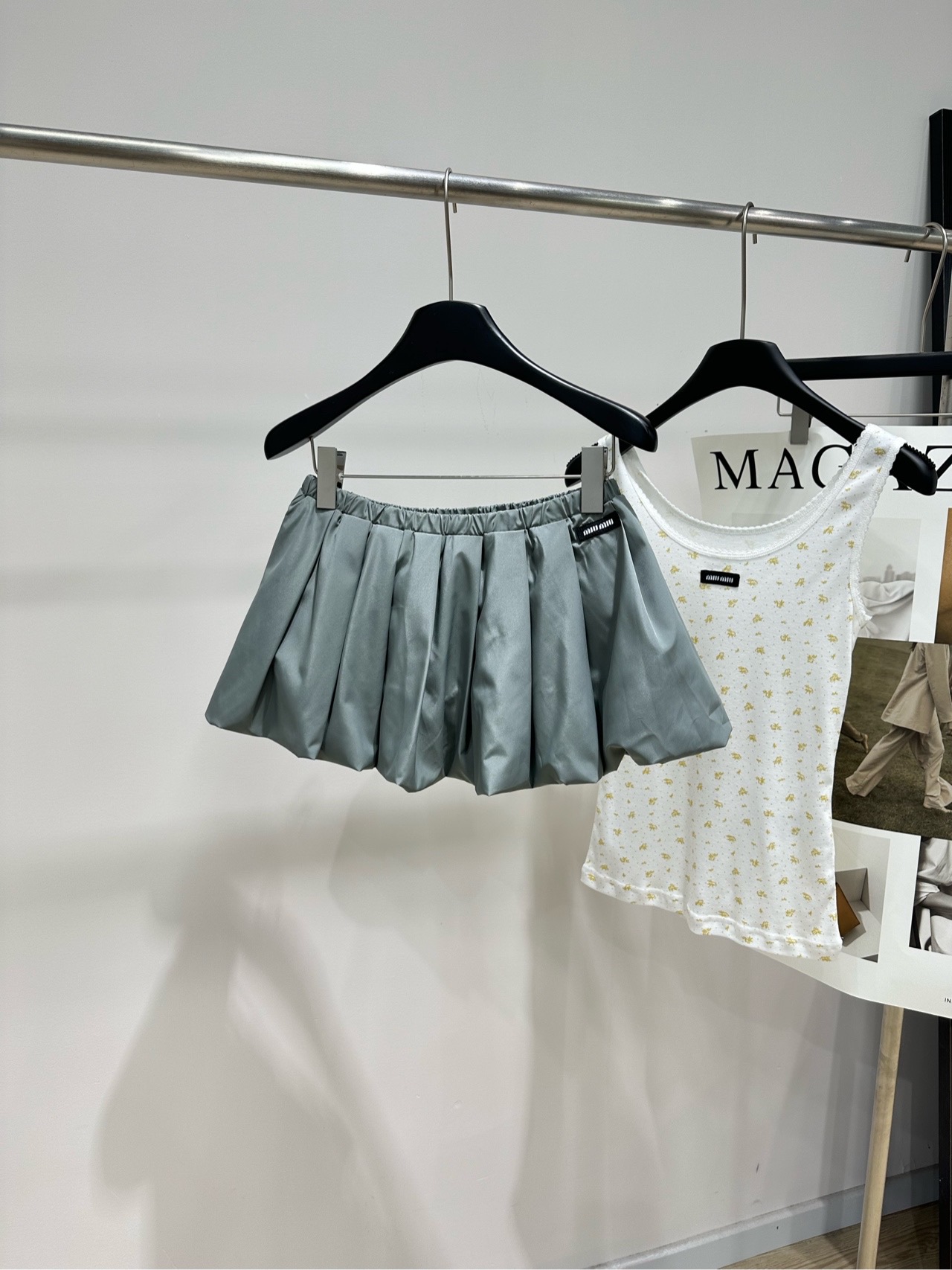 NO:862773,[M gray green logo nylon flower bud skirt] Fabric polyester fiber + silk Miu gray flower bud pleated skirt High-density nylon technical fabric Light and anti-wrinkle, slightly glossy and super texture Elastic waist + puffy pleats, retro sports style mixed with sweet college style Low saturated gray is super versatile, perfect for spring and summer!  The skirt length is moderate, which modifies the leg shape and shows vitality. It can be easily used for daily life, dating and vacation. Pair it with a shirt or vest for a full girly look. Flat size S waist 64 elastic, skirt length 27 M waist 68 elastic, skirt length 28 L waist 72 elastic, skirt length 29. There will be an error of 2 to 3cm in manual measurement, which is within the normal range,,miumiu,skirts,shirts,real silk,19860909【M灰绿色徽标尼龙花苞短裙】 面料聚酯纤维+真丝 Miu灰色花苞百褶裙 高密度尼龙科技面料 轻盈抗皱,微光泽感超有质感 松紧腰+蓬蓬百褶,复古运动风混搭甜美学院风 低饱和灰色超百搭,春夏穿超合适！ 裙长适中,修饰腿型又显活力 日常、约会、度假都能轻松驾驭 搭配衬衫或背心,元气少女感满分 平铺尺码 S腰围64弹力,裙长27 M腰围68弹力,裙长28 L腰围72弹力,裙长29 手工测量会有2～3cm误差属于正常范围,,miumiu,skirts,shirts,real silk,,Women's clothing