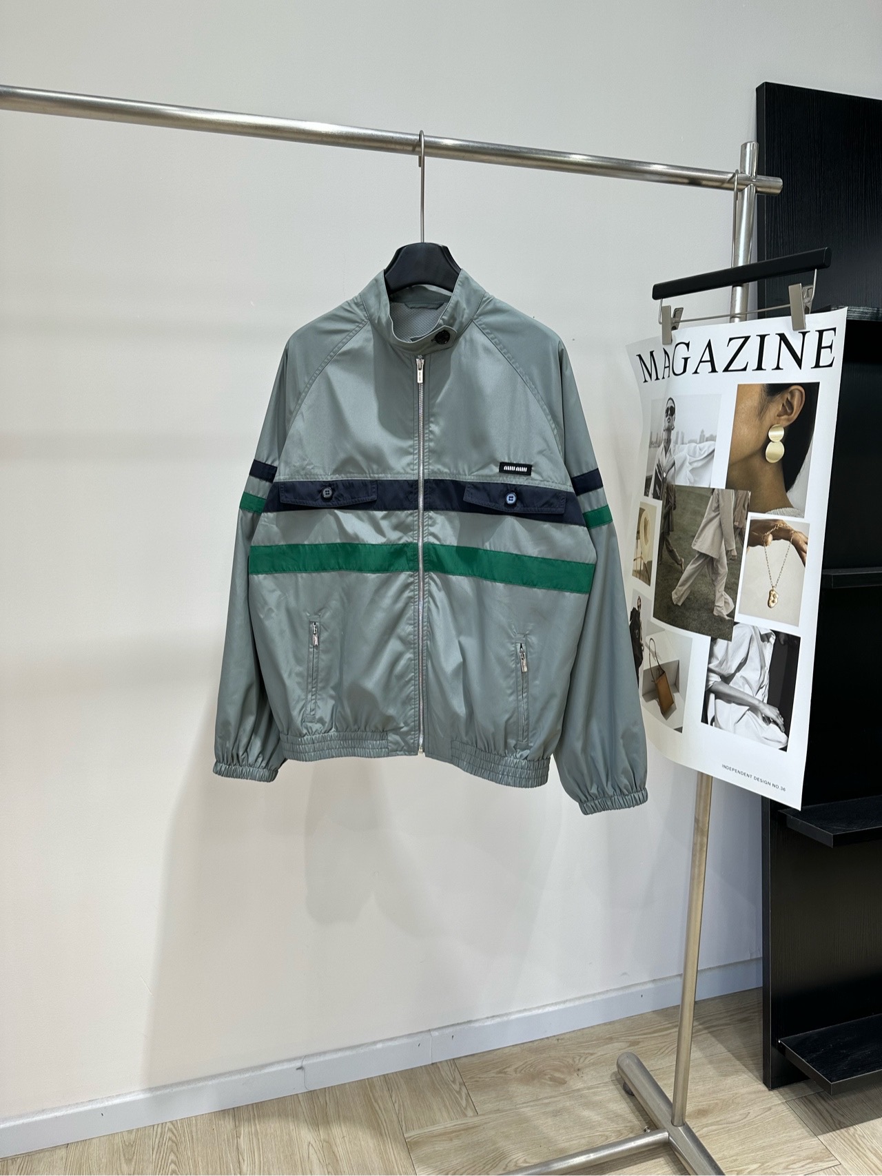 NO:862793,[M gray-green spliced ​​stand-collar zippered nylon jacket] Fabric polyester fiber + silk Color gray-green Miu's retro sports jacket is low-saturated gray with dark green and carbon black contrasting webbing, full of 90s sports style!  High-density nylon material, lightweight, anti-wrinkle and windproof. Super convenient for daily wear. Micro-profile design + elastic cuffs, comfortable and slimming. The small label on the chest is very detailed. Whether worn with jeans or a pleated skirt, you can easily switch between casual or preppy style. A must-have item for spring and autumn!  Flat size S Raglan sleeves, chest circumference 120, length 66, shoulder sleeve length 78 M Raglan sleeves, chest circumference 124, length 67, shoulder sleeve length 79 L Raglan sleeves, chest circumference 128, length 68, shoulder sleeve length 80 There will be an error of 2 to 3cm in manual measurement, which is within the normal range,,miumiu,skirts,jeans,jackets & coats,real silk,19860909【M灰绿色拼接立领拉链尼龙夹克】 面料聚酯纤维+真丝 颜色灰绿色 Miu这款复古运动夹克 低饱和灰色搭配墨绿和炭黑撞色织带 90年代运动风满满！ 高密度尼龙材质,轻盈抗皱又防风 日常穿搭超方便 微廓形设计+松紧袖口,舒适又显瘦 胸前小标超有细节感 无论配牛仔裤还是百褶裙 都能轻松切换休闲or学院风 春秋季节必备单品！ 平铺尺码 S插肩袖,胸围120,衣长66,肩袖长78 M插肩袖,胸围124,衣长67,肩袖长79 L插肩袖,胸围128,衣长68,肩袖长80 手工测量会有2～3cm误差属于正常范围,,miumiu,skirts,jeans,jackets & coats,real silk,,Women's clothing