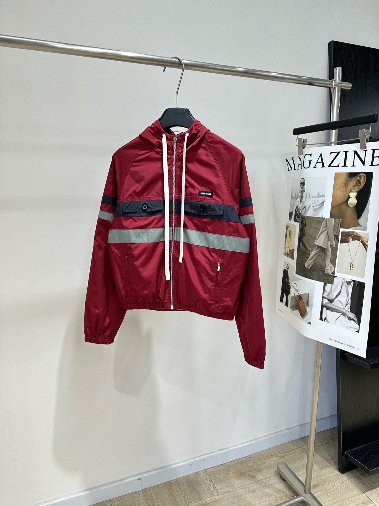 NO:864539,[M dark red zipper hooded jacket windbreaker] Fabric polyester fiber Color dark red Miu*26L’ete spring and summer limited edition red hooded jacket Windproof and wear-resistant fabric, short design optimizes body proportions and looks super neat to wear!  Contrasting color stripes + hood, full of sweet and cool girly feel, can be easily used for daily commuting and traveling. The double pockets on the chest are practical and beautiful, and the red is super white, which directly brings out the spring and summer atmosphere!  Pair it with jeans or sneakers, and you can easily get urban casual style. Flat size S Raglan sleeves, bust 102, length 56, shoulder sleeve length 74 M Raglan sleeves, bust 106, length 59, shoulder sleeve length 75 L Raglan sleeves, bust 110, length 61, shoulder sleeve length 76 Manual measurement will have an error of 2~3cm, which is within the normal range,,miumiu,sneakers,jeans,jackets & coats,hats,19860909【M暗红色拉链连帽夹克风衣】 面料聚酯纤维 颜色暗红色 Miu*26L’ete春夏限定红色连帽夹克 防风耐磨面料,短款设计优化身材比例 穿起来超显利落！ 撞色条纹+连帽,甜酷少女感满满 日常通勤、出游都能轻松驾驭 胸前双口袋实用又好看,红色超显白 春夏氛围感直接拉满！ 搭配牛仔裤或运动鞋,轻松get都市休闲风 平铺尺码 S插肩袖,胸围102,衣长56,肩袖长74 M插肩袖,胸围106,衣长59,肩袖长75 L插肩袖,胸围110,衣长61,肩袖长76 手工测量会有2~3cm误差属于正常范围,,miumiu,sneakers,jeans,jackets & coats,hats,,Women's clothing
