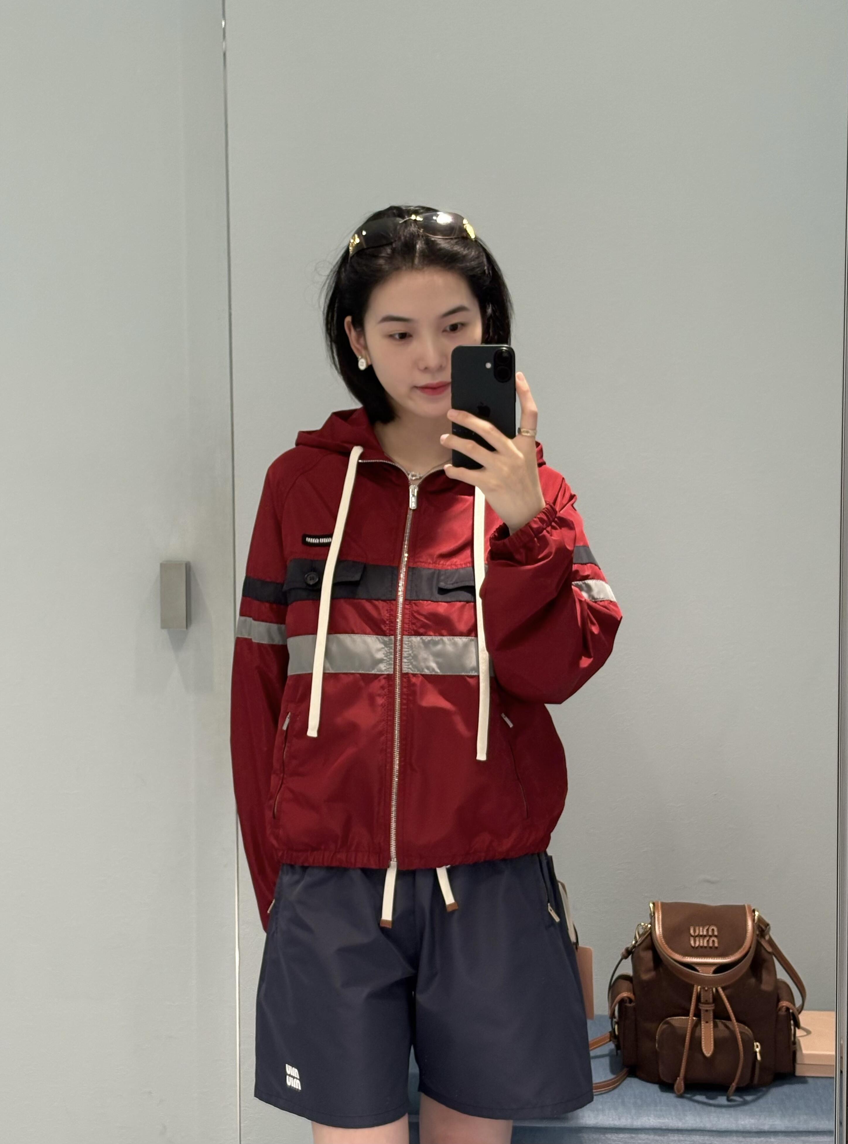 NO:864550,Contrasting color stripes + hood, full of sweet and cool girly feel, can be easily used for daily commuting and traveling. The double pockets on the chest are practical and beautiful, and the red is super white, which directly brings out the spring and summer atmosphere!  ,,hats,19860909撞色条纹+连帽,甜酷少女感满满 日常通勤、出游都能轻松驾驭 胸前双口袋实用又好看,红色超显白 春夏氛围感直接拉满！,,hats,,Women's clothing