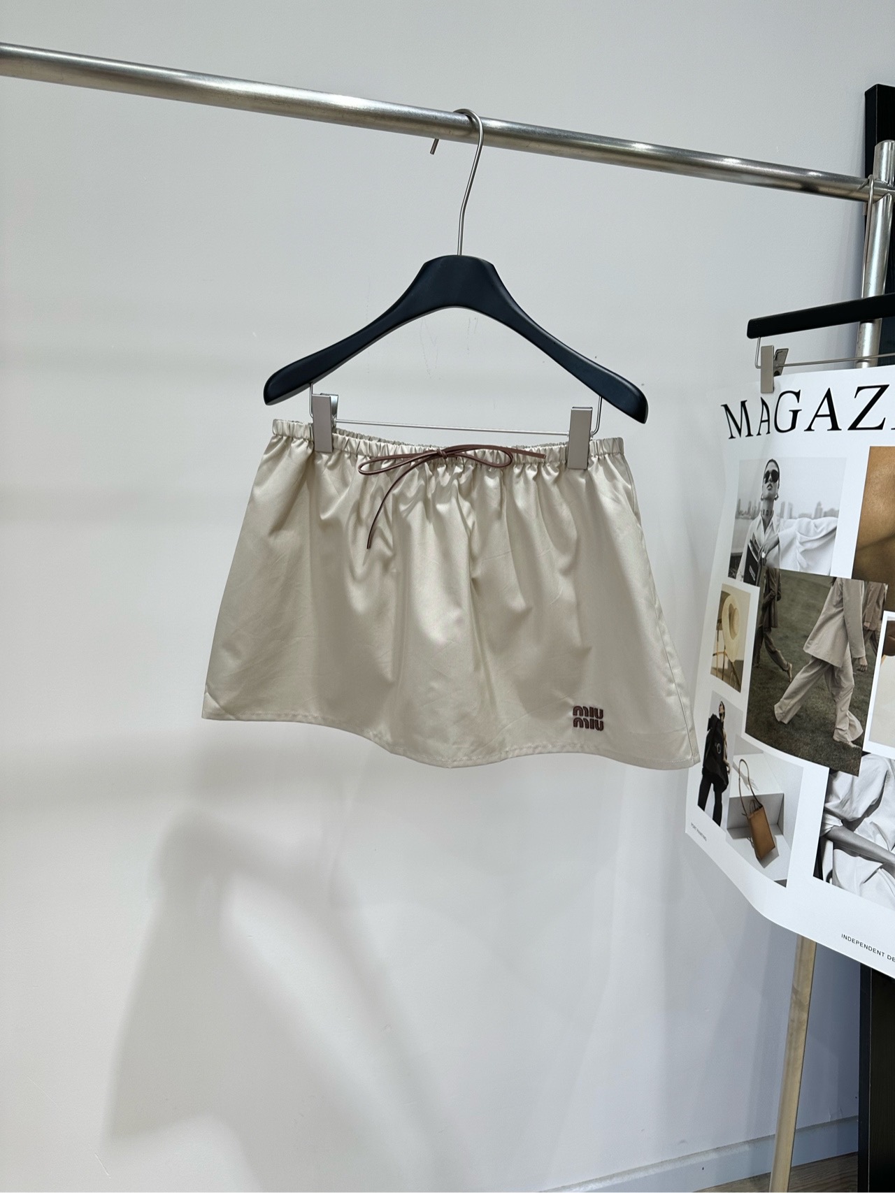NO:864564,[M light khaki leather coffee letter A line casual skirt] Fabric cotton blended color light khaki Miu* khaki drawstring skirt cotton blended material is light and shiny, super comfortable to wear in summer!  The drawstring design can adjust the waist and is suitable for various body types. The skirt is simple and the letters embroidered in the lower right corner are very recognizable. The A-line version modifies the leg shape and is very friendly to pear-shaped figures. College style + sweet and cool style. It can be easily used for commuting, vacation and daily life. Pair it with a shirt or knitted vest, and it will be full of youthful vitality!  Flat size without lining S waist 70 elastic, hip 114, skirt length 34 M waist 74 elastic, hip 118, skirt length 35 L waist 78 elastic, hip 122, skirt length 36 Manual measurement will have an error of 2~3cm, which is within the normal range,,miumiu,skirts,shirts,19860909【M浅卡其皮咖字母A字休闲短裙】 面料棉混纺 颜色浅卡其 Miu*卡其色抽绳半裙 棉混纺材质轻盈有光泽,夏天穿超舒服！ 抽绳设计可调节腰围,适合多种身材 裙身简约,右下角字母刺绣超有辨识度 A字版型修饰腿型,对梨形身材很友好 学院风+甜酷风 通勤、度假、日常都能轻松驾驭 搭配衬衫或针织背心,青春活力感满满！ 平铺尺码无内衬 S腰围70弹力,臀围114,裙长34 M腰围74弹力,臀围118,裙长35 L腰围78弹力,臀围122,裙长36 手工测量会有2~3cm误差属于正常范围,,miumiu,skirts,shirts,,Women's clothing