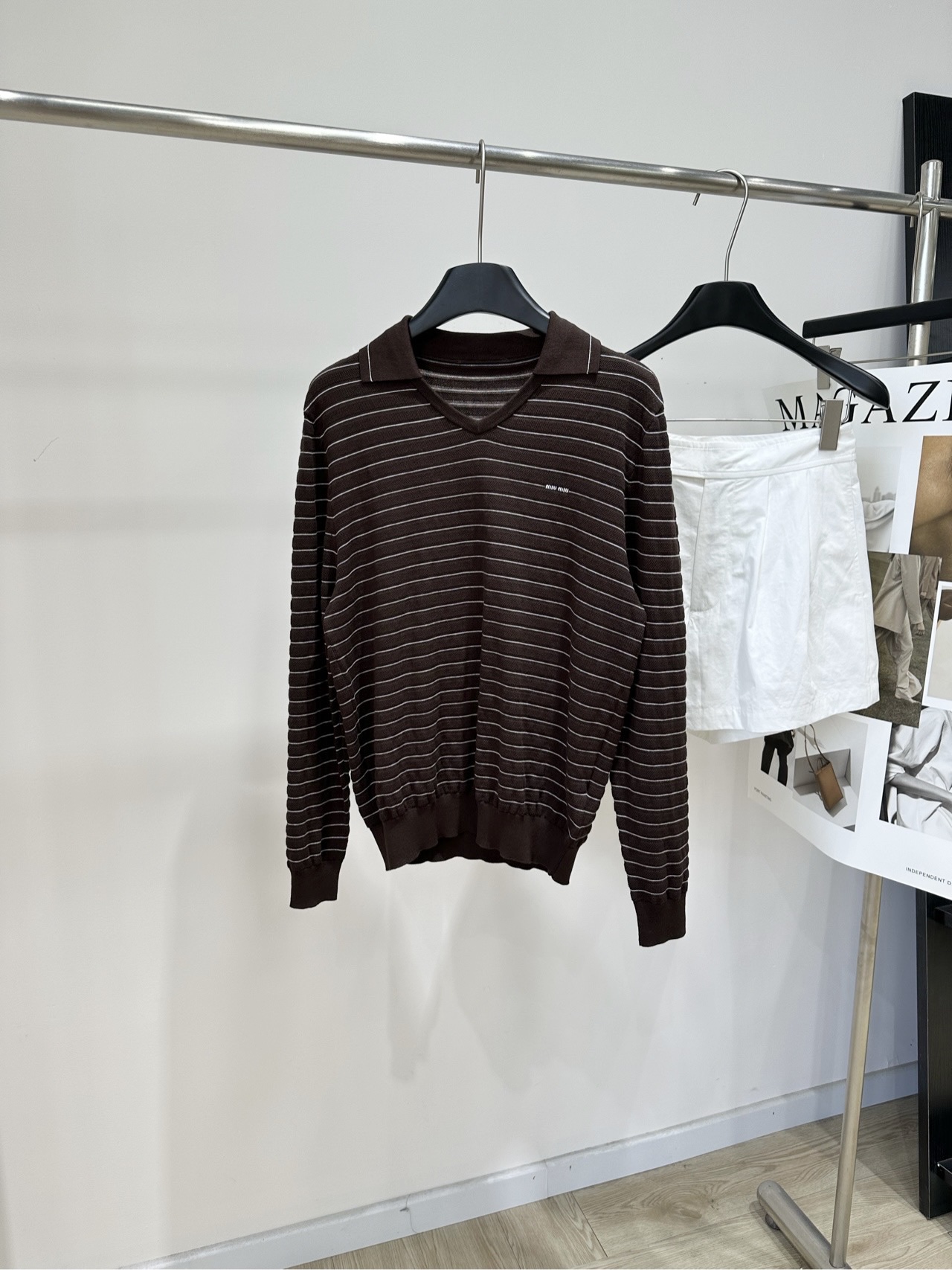 NO:864613,[M coffee pinstripe polo long-sleeved sweater] Fabric cotton Color coffee Miu*'s brown striped sweater is made of soft knitted fabric, light and breathable, super comfortable to wear in autumn and winter!  Polo collar + pinstripe design, full of retro college style. The V-neck flatters the face shape. The loose fit is super slim and very body-friendly. The dark brown stripes are low-key and elegant. It goes well with pleated skirts or jeans. It can be easily used in daily commuting. It is a must-have and versatile item for autumn and winter wardrobes!  Flat size S shoulder width 42, chest 96, length 62, sleeve length 63 M shoulder width 43, chest 100, length 63, sleeve length 64 L shoulder width 44, chest 104, length 64, sleeve length 65 Manual measurement will have an error of 2 to 3cm, which is within the normal range,,miumiu,skirts,jeans,sweaters,19860909【M咖色细条纹polo长袖毛衣】 面料棉 颜色咖色 Miu*这款棕色条纹针织衫 采用柔软针织面料,轻薄透气,秋冬穿超舒服！ Polo领+细条纹设计,复古学院风满满 V领修饰脸型,宽松版型超显瘦 对身材超友好 深棕条纹低调优雅 搭配百褶裙或牛仔裤都很出彩 通勤日常都能轻松驾驭 是秋冬衣橱必备百搭单品！ 平铺尺码 S肩宽42,胸围96,衣长62,袖长63 M肩宽43,胸围100,衣长63,袖长64 L肩宽44,胸围104,衣长64,袖长65 手工测量会有2～3cm误差属于正常范围,,miumiu,skirts,jeans,sweaters,,Women's clothing