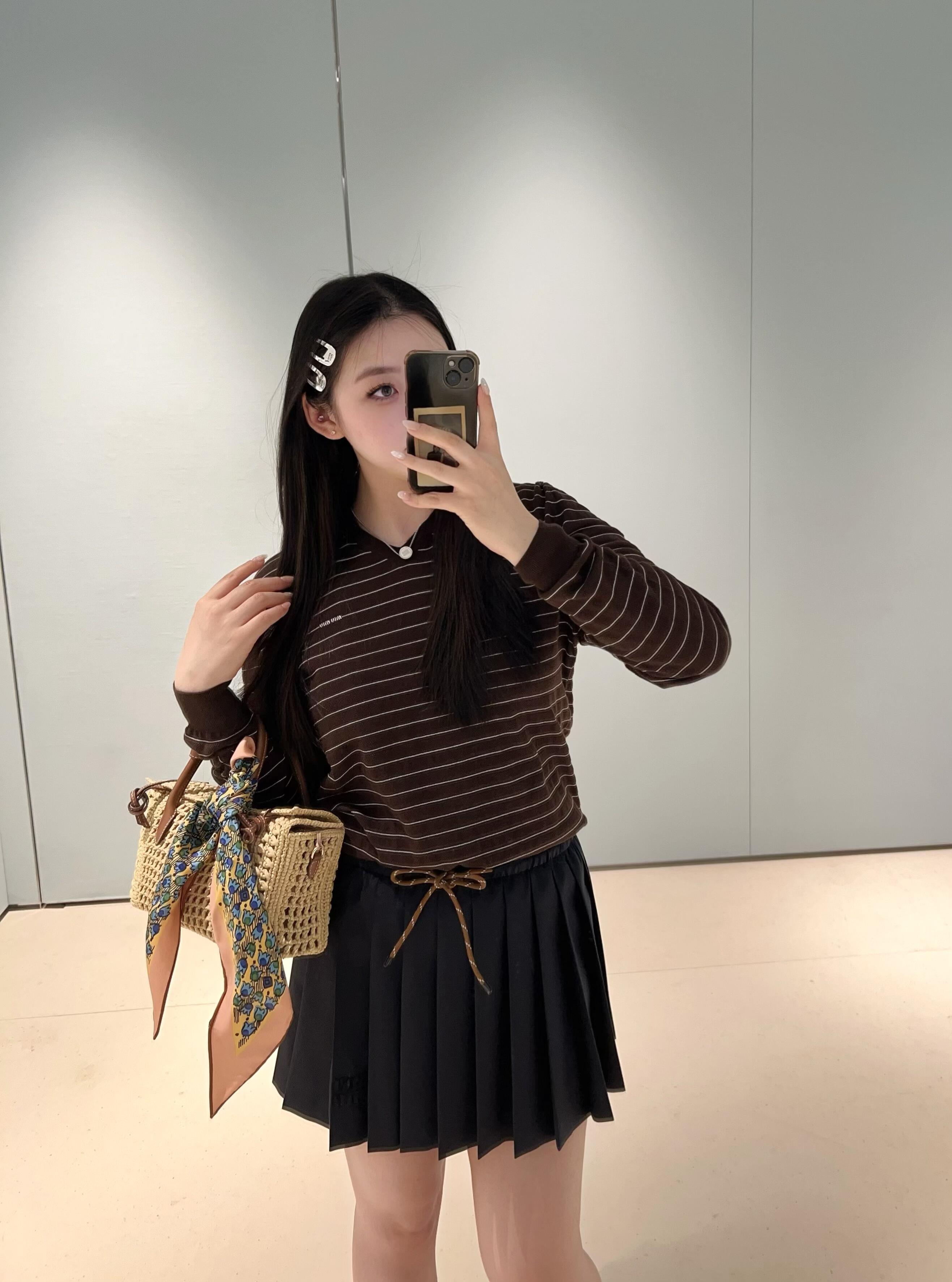 NO:864505,Made of soft knitted fabric, light and breathable, super comfortable to wear in autumn and winter!  olo collar + pinstripe design, full of retro college style. The V-neck modifies the face shape, and the loose fit is super slim.19860909采用柔软针织面料,轻薄透气,秋冬穿超舒服！ olo领+细条纹设计,复古学院风满满 V领修饰脸型,宽松版型超显瘦,,,Women's clothing