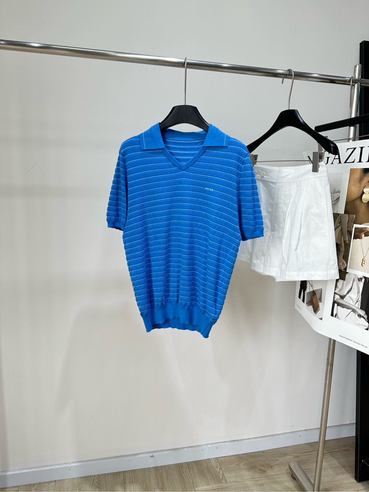 NO:864516,[M royal blue pinstripe polo knitted short-sleeve] Fabric cotton Color royal blue Miu's blue striped knitted Polo shirt The cotton fabric is soft and comfortable, super refreshing to wear in summer!  The V-neck + stripe design modifies the face shape and has a sense of layering. The sapphire blue is white, and can be paired with white or light-colored bottoms. It is easy to get a fresh summer style~ Suitable for daily leisure and vacation. Comfortable and stylish, a must-have for fashionable girls!  Flat size S shoulder width 40, bust 94 stretch, length 62, sleeve length 25 M shoulder width 41, chest 98 stretch, length 63, sleeve length 26 L shoulder width 42, chest 102 stretch, length 64, sleeve length 27 Manual measurement will have an error of 2~3cm, which is within the normal range,,miumiu,T-shirt,19860909【M宝蓝色细条纹polo针织短袖】 面料棉 颜色宝蓝色 Miu这款蓝色条纹针织Polo衫 棉质面料柔软舒适,夏天穿超清爽！ V领+条纹设计,修饰脸型又有层次感 宝蓝色显白,搭配白色或浅色下装 轻松get夏日清新风～ 日常休闲、度假都很适合 舒适又有设计感,时髦女孩必备！ 平铺尺码 S肩宽40,胸围94弹力,衣长62,袖长25 M肩宽41,胸围98弹力,衣长63,袖长26 L肩宽42,胸围102弹力,衣长64,袖长27 手工测量会有2~3cm误差属于正常范围,,miumiu,T-shirt,,Women's clothing