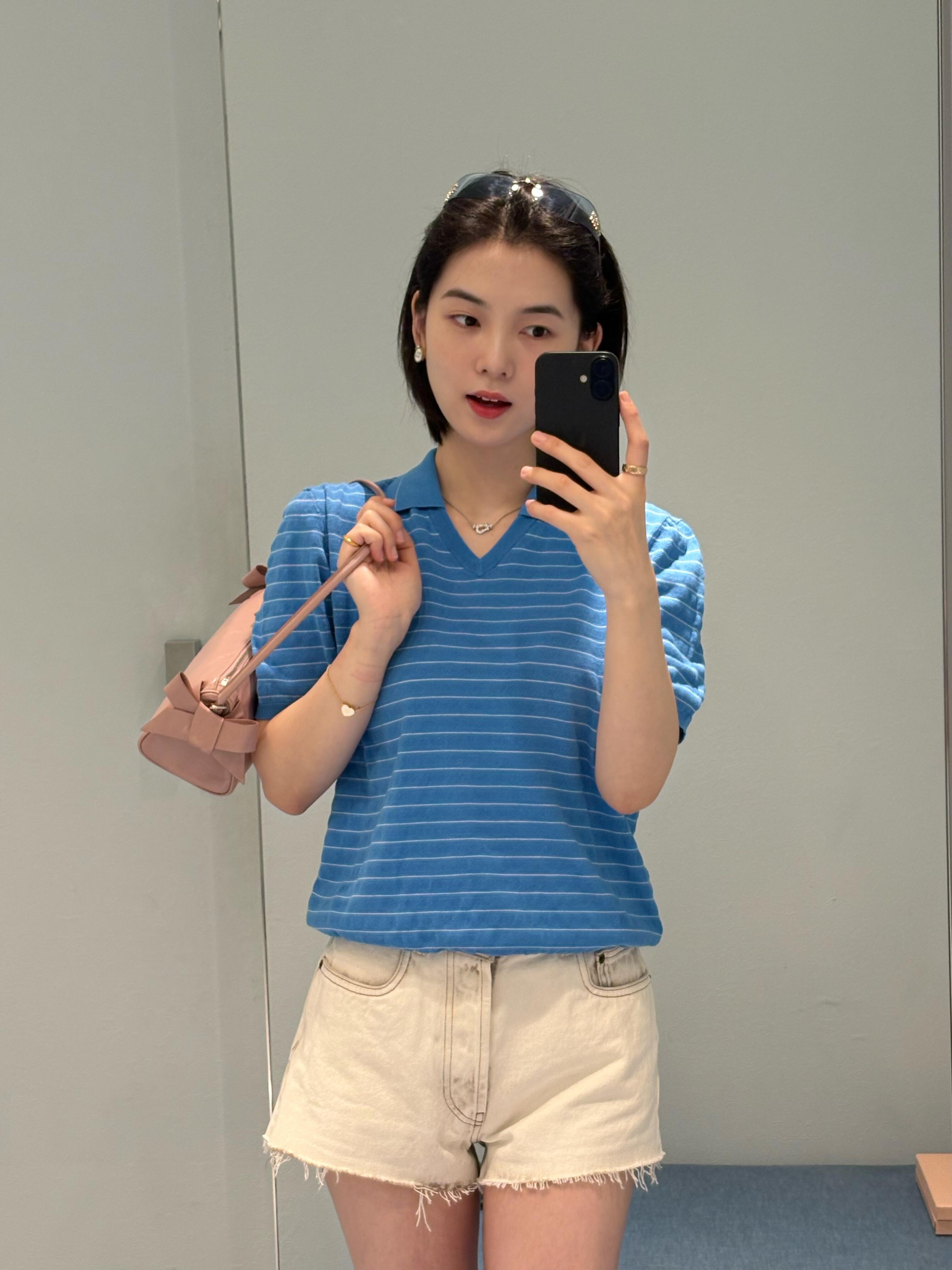 NO:864528,The cotton fabric is soft and comfortable, super refreshing to wear in summer!  The V-neck + stripe design modifies the face shape and has a sense of hierarchy. The royal blue is white, and can be paired with white or light-colored bottoms to easily get the fresh summer style~,,19860909棉质面料柔软舒适,夏天穿超清爽！ V领+条纹设计,修饰脸型又有层次感 宝蓝色显白,搭配白色或浅色下装 轻松get夏日清新风～,,,Women's clothing