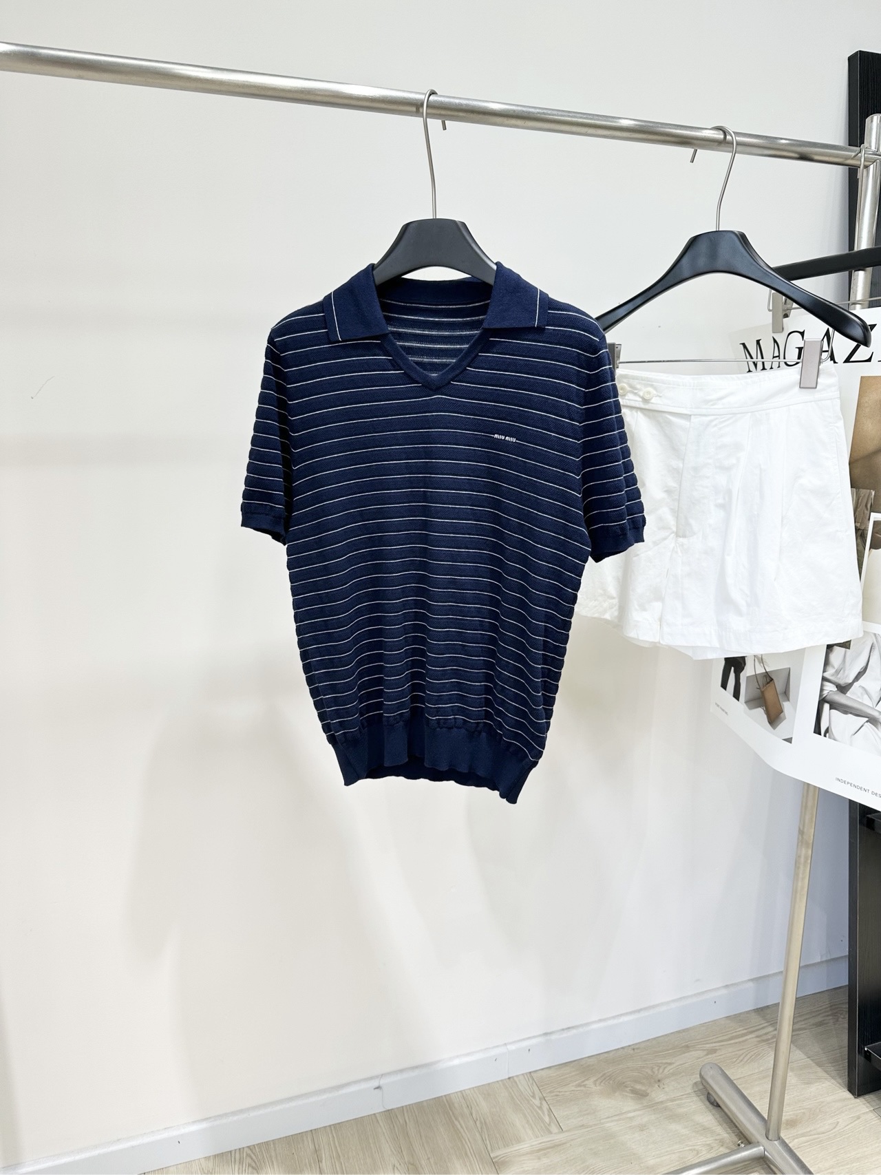 NO:864540,[M navy blue pinstripe polo knitted short-sleeve] Fabric cotton Color navy blue Miu's striped knitted Polo shirt is made of soft and comfortable cotton fabric, super refreshing to wear in summer!  The V-neck + stripe design modifies the face shape and has a sense of hierarchy. The navy blue color is versatile and can be paired with white or light-colored bottoms. It is easy to get a fresh summer style ~ Suitable for daily leisure and vacation. Comfortable and stylish, a must-have for fashionable girls!  Flat size S shoulder width 40, bust 94 stretch, length 62, sleeve length 25 M shoulder width 41, chest 98 stretch, length 63, sleeve length 26 L shoulder width 42, chest 102 stretch, length 64, sleeve length 27 Manual measurement will have an error of 2~3cm, which is within the normal range,,miumiu,T-shirt,19860909【M藏蓝色细条纹polo针织短袖】 面料棉 颜色藏蓝色 Miu这款条纹针织Polo衫 棉质面料柔软舒适,夏天穿超清爽！ V领+条纹设计,修饰脸型又有层次感 藏蓝色显百搭,搭配白色或浅色下装 轻松get夏日清新风～ 日常休闲、度假都很适合 舒适又有设计感,时髦女孩必备！ 平铺尺码 S肩宽40,胸围94弹力,衣长62,袖长25 M肩宽41,胸围98弹力,衣长63,袖长26 L肩宽42,胸围102弹力,衣长64,袖长27 手工测量会有2~3cm误差属于正常范围,,miumiu,T-shirt,,Women's clothing