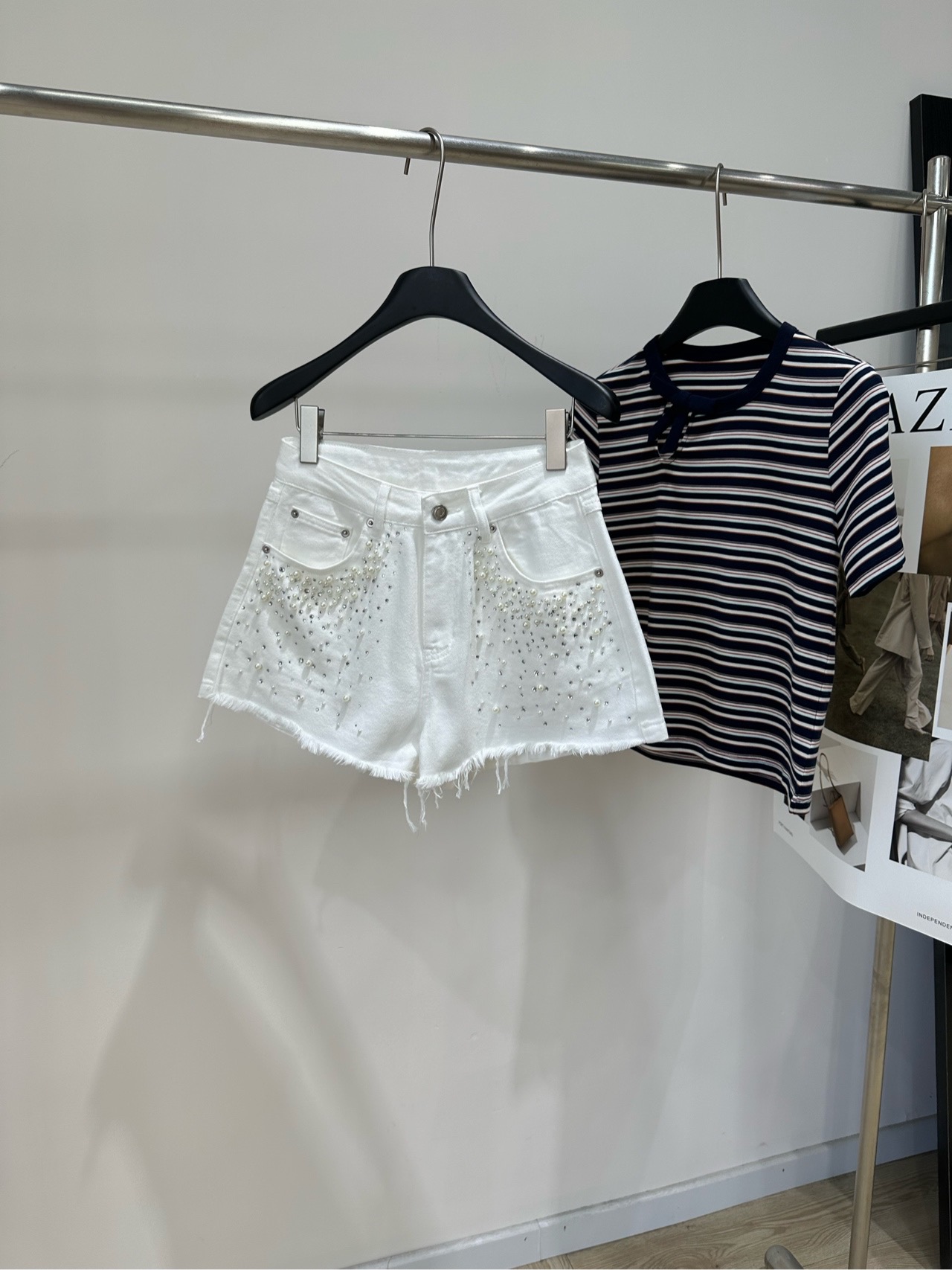 NO:866290,[Ann white pearl hot-drilled raw edge denim shorts] Fabric denim cotton Color white ANN ANDELMAN 2026 spring and summer new white high-waist denim shorts, crushed diamonds + pearl decoration, tassel raw edge design is super detailed!  The high-waist cut makes your legs slimmer and longer, and the ripped elements are fashionable and breathable. It’s super comfortable to wear in summer ~ whether it’s paired with a T-shirt or a shirt, you can easily switch between hot girl style or casual style. It can be easily worn for daily outings, vacations, and parties. It’s a must-have and versatile item for your summer wardrobe!  Flat size S waist 70, hip 96, pants length 34 M waist 74, hips 100, pants length 35 L waist 78, hips 104, pants length 36 Manual measurement will have an error of 2~3cm, which is within the normal range, shorts, shirts, tees, t-shirts,19860909【Ann白色珍珠烫钻毛边牛仔短裤】 面料牛仔棉 颜色白色 ANN ANDELMAN 2026春夏新款 白色高腰牛仔短裤,碎钻+珍珠装饰 流苏毛边设计超有细节感！ 高腰剪裁显瘦显腿长,破洞元素时髦又透气 夏天穿超舒服～无论搭T恤还是衬衫 轻松切换辣妹风or休闲风 日常出街、度假、聚会都能轻松驾驭 是夏季衣橱必备百搭单品！ 平铺尺码 S腰围70,臀围96,裤长34 M腰围74,臀围100,裤长35 L腰围78,臀围104,裤长36 手工测量会有2~3cm误差属于正常范围,,shorts,shirts,tees，t-shirt,,Women's clothing
