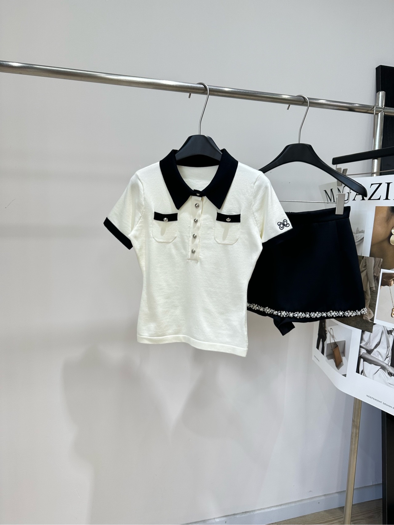NO:866329,[Ann's black and white contrast silver buckle polo knitted short sleeves] Fabric viscose fiber Contrast color black and white ANN ANDELMAN 2026 early spring series Contrast knitted polo shirt, black and white color + lapel design Silver buckle embellishment, college style and light luxury. The fabric is breathable and comfortable, super comfortable to wear in summer. Right shoulder short sleeves + double pockets, slim and slim. Excellent when worn alone or layered with suits and denim jackets. Can be easily used for commuting, dating, and daily life.  Korean blogger atmosphere get flat size S shoulder width 36, bust 82 stretch, length 52, sleeve length 18 M shoulder width 37, bust 86 stretch, dress length 53, sleeve length 19 L shoulder width 38, chest 90 stretch, dress length 54, sleeve length 20 Manual measurement will have an error of 2~3cm, which is within the normal range, jackets & coats, T-shirt, business suit,19860909【Ann黑白撞色银扣polo针织短袖】 面料粘纤纤维 颜色黑白撞色 ANN ANDELMAN 2026早春系列 撞色针织Polo衫,黑白配色+翻领设计 银扣点缀,学院风与轻奢感兼具 面料透气舒适,夏天穿超舒服 正肩短袖+双口袋,修身显瘦 单穿或叠搭西装、牛仔外套都很出彩 通勤、约会、日常都能轻松驾驭 韩系博主氛围感get 平铺尺码 S肩宽36,胸围82弹力,衣长52,袖长18 M肩宽37,胸围86弹力,衣长53,袖长19 L肩宽38,胸围90弹力,衣长54,袖长20 手工测量会有2~3cm误差属于正常范围,,jackets & coats,T-shirt,business suit,,Women's clothing