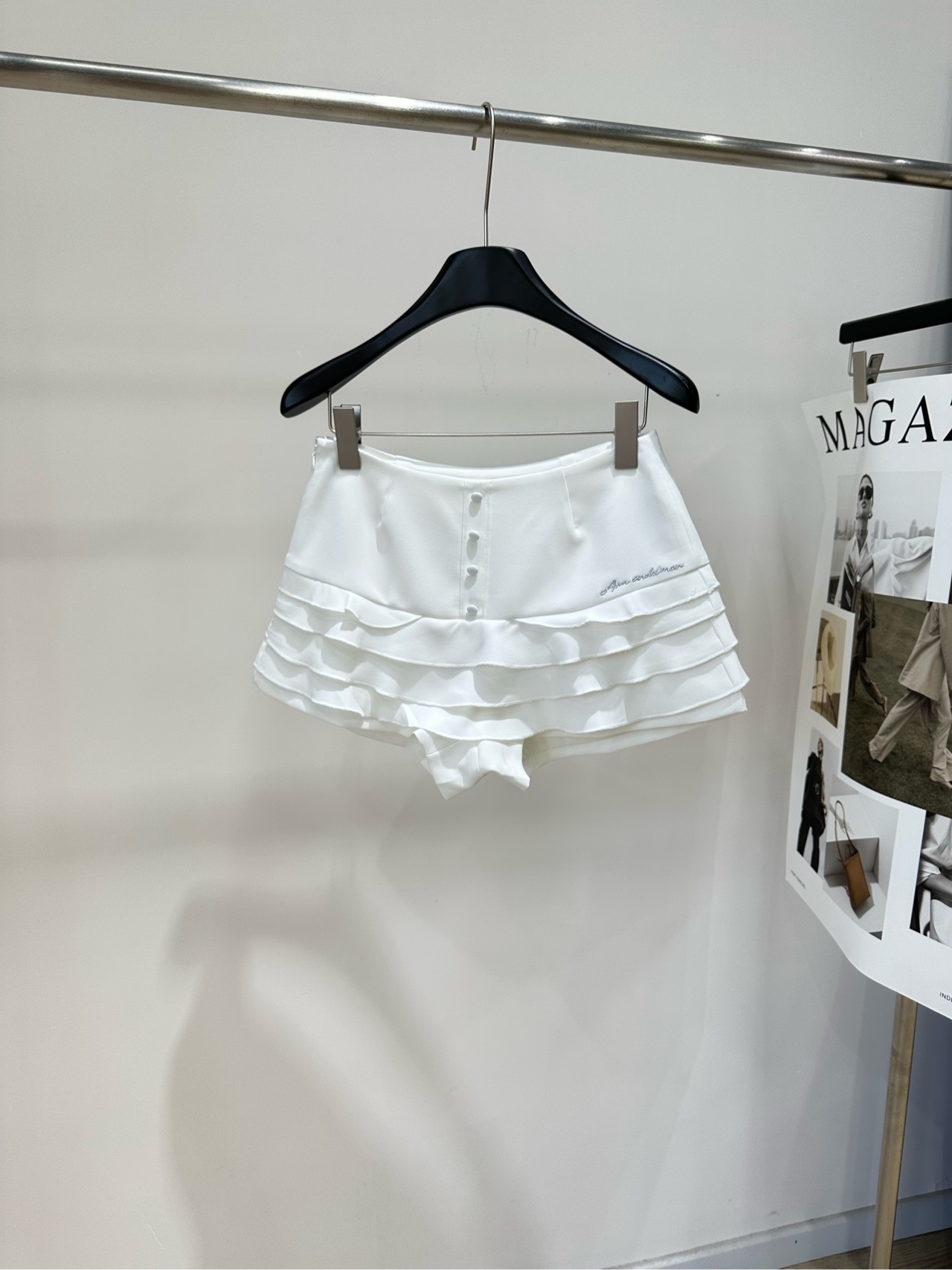 NO:866351,[Ann's White Button Cake Skirts], Made of polyester fiber. Color: White. ANN ANDELMAN's white cake skirt pants are made of polyester fiber fabric. They feel smooth and drapey. They are super comfortable to wear in summer!  The layered ruffle design has a sweet and girly feel. The high-waisted cut elongates the proportions of the legs, making the legs longer and slimmer. Built-in safety pants prevent exposure and provide peace of mind. The button decoration is full of details. It can be easily used for daily commuting, dating, and going out. Pair it with a simple top or a preppy style item to get a sweet and cool style easily!  Flat size S waist 70, hip 98, pant length 31 M waist 74, hip 94, pant length 32 L waist 78, hip 98, pant length 33 There will be an error of 2~3cm in manual measurement, which is within the normal range,,skirts,19860909【Ann白色纽扣蛋糕短裙裤】 ,面料聚酯纤维 颜色白色 ANN ANDELMAN这款白色蛋糕裙裤 采用聚酯纤维面料,触感柔滑有垂坠感 夏天穿超舒服！层层荷叶边设计 甜美少女感满分,高腰剪裁拉长腿部比例 显腿长又显瘦 内置安全裤,防走光更安心 纽扣装饰细节感十足 日常通勤、约会、出街都能轻松驾驭 搭配简约上衣或学院风单品 甜酷风格轻松get！ 平铺尺码 S腰围70,臀围98,裤长31 M腰围74,臀围94,裤长32 L腰围78,臀围98,裤长33 手工测量会有2~3cm误差属于正常范围,,skirts,,Women's clothing