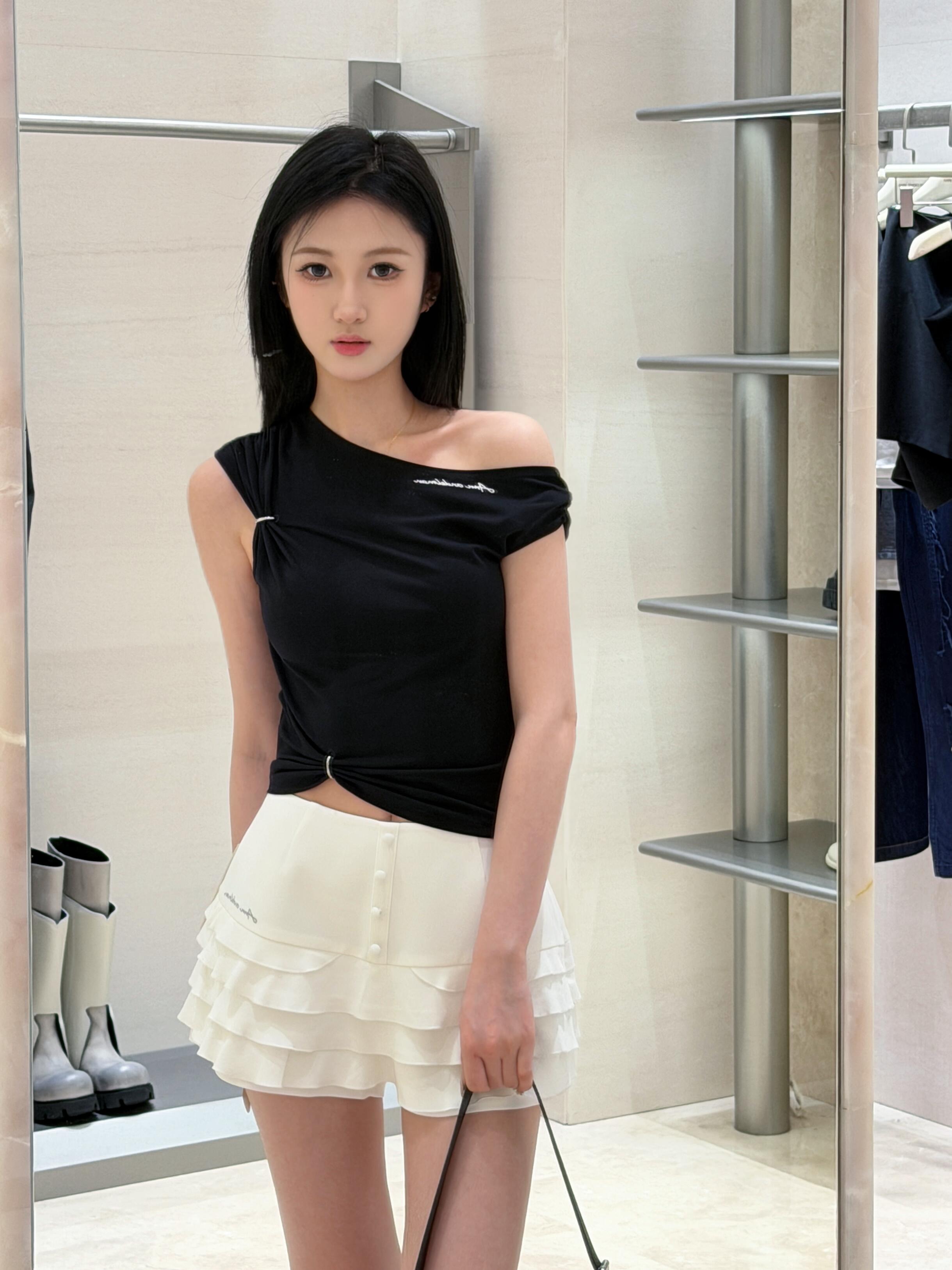 NO:866362,The layered ruffle design is sweet and girly, and the high-waist cut lengthens the proportions of the legs.19860909层层荷叶边设计 甜美少女感满分,高腰剪裁拉长腿部比例,,,Women's clothing