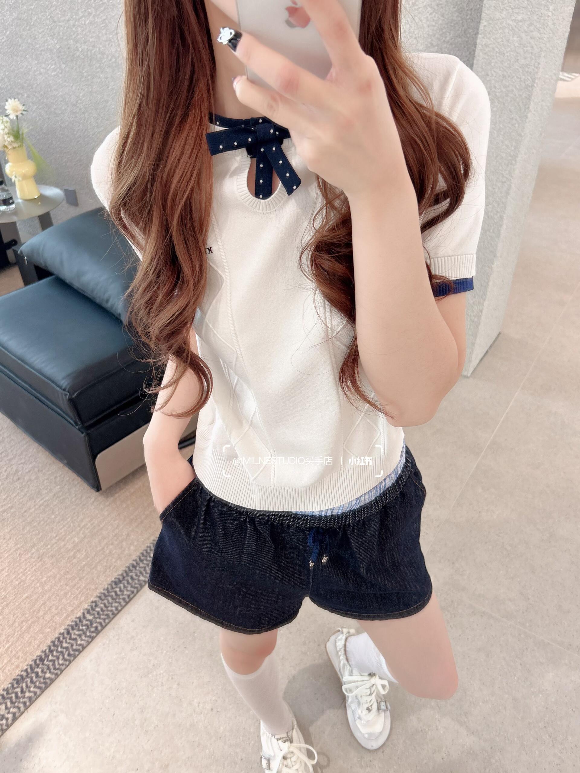 NO:866425,White knitted short sleeves + navy blue polka dot bow, full of college style!  Fake two-piece design, contrasting color details on the collar and cuffs, super layered, T-shirt,19860909白色针织短袖+藏蓝波点蝴蝶结,学院风满满！ 假两件设计 领口和袖口撞色细节超有层次感,,T-shirt,,Women's clothing