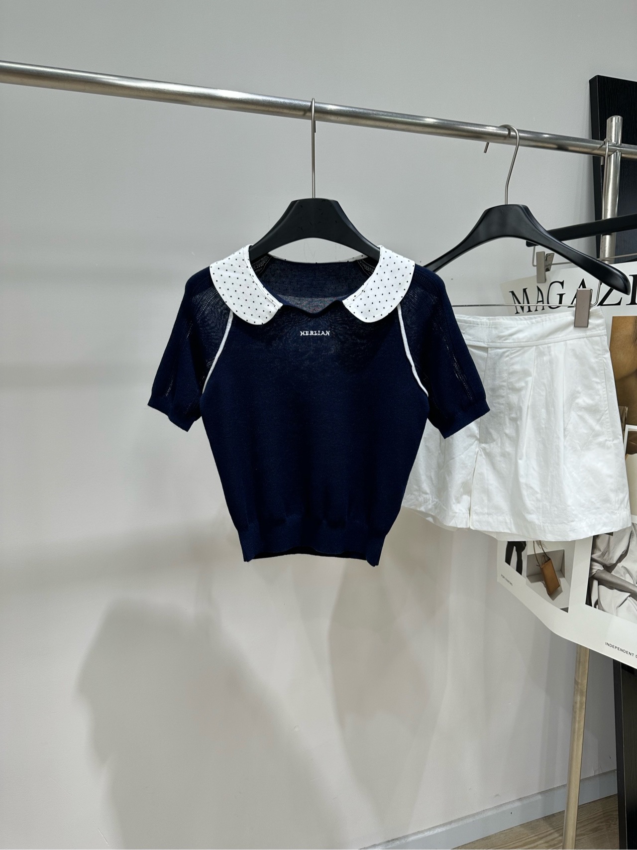 NO:866338,[her navy polka-dot doll collar knitted short-sleeve] Fabric nylon + linen fiber blend color navy HERLIAN 2026 spring and summer new product navy blue short-sleeved sweater white polka-dot doll collar super eye-catching, full of girly feeling cotton blended fabric, soft and breathable, super comfortable to wear in summer!  The short cut improves the body proportions. Pair it with a high-waisted skirt or shorts. It is easy to get college style or ballet style~ It is suitable for daily commuting, dating, and travel. It is practical and fashionable, with both design and quality. Sisters who like unique style, don’t miss it!  Flat size S raglan sleeves, bust 80 elastic, length 48, shoulder sleeve length 33 M Raglan sleeves, chest 84 stretch, length 49, shoulder sleeve length 34 L Raglan sleeves, bust 88 stretch, length 50, shoulder sleeve length 35 Manual measurement will have an error of 2~3cm, which is within the normal range, skirts, shorts, T-shirts,19860909【her藏蓝波点娃娃领针织短袖】 面料锦纶+麻感纤维混纺 颜色藏蓝 HERLIAN 2026春夏新品 藏青色短袖针织衫 白色波点娃娃领超吸睛,少女感满满 棉混纺面料,柔软透气,夏天穿超舒服！ 短版剪裁修饰身材比例 搭配高腰裙或短裤 学院风or芭蕾风轻松get～ 日常通勤、约会、出游都很适合 实用又时髦,设计感与品质兼具 喜欢独特风格的姐妹别错过啦！ 平铺尺码 S插肩袖,胸围80弹力,衣长48,肩袖长33 M插肩袖,胸围84弹力,衣长49,肩袖长34 L插肩袖,胸围88弹力,衣长50,肩袖长35 手工测量会有2~3cm误差属于正常范围,,skirts,shorts,T-shirt,,Women's clothing