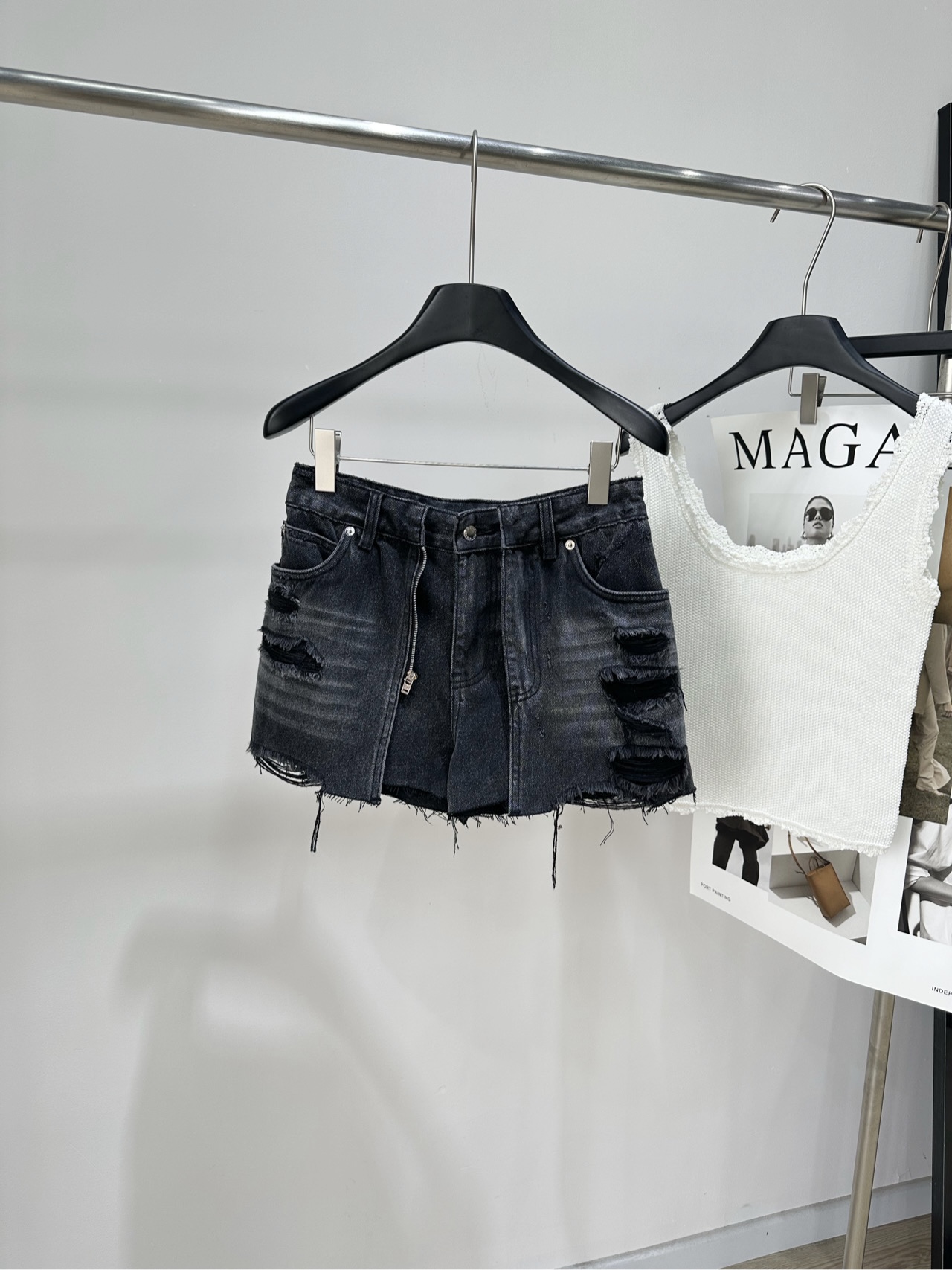 NO:868199,[King smoky gray ripped denim shorts with zippers] Fabric denim cotton Color smoky gray These Alexander Wang ripped denim shorts are made of black washed denim. The raw edge + hole design is very personalized, and the zipper decoration details are perfect. The high-waist cut makes you slim and flatters your legs. It is super breathable in summer!  Pair it with suspenders or T-shirts to easily get the hot girl style on the streets. It is suitable for daily outings and parties. Fashionable and practical, it is a must-have item for summer. Flat size S waist 72, hip 94, skirt length 33 M waist 76, hip 98, skirt length 34 L waist 80, hip 102, skirt length 35 There will be an error of 2~3cm in manual measurement, which is normal, alexander  wang,skirts,shorts,tees,t-shirt,19860909【大王烟灰色破洞拉链牛仔短裙裤】 面料牛仔棉 颜色烟灰色 这款Alexander Wang破洞牛仔短裤 采用黑色水洗牛仔布 毛边+破洞设计超有个性,拉链装饰细节满分 高腰剪裁显瘦又修饰腿型,夏天穿超透气！ 搭配吊带或T恤,轻松get街头辣妹风 日常出街、聚会都很适合 时髦又实用,是夏季穿搭必备单品 平铺尺码 S腰围72,臀围94,裙长33 M腰围76,臀围98,裙长34 L腰围80,臀围102,裙长35 手工测量会有2~3cm误差属于正常范围,,alexander wang,skirts,shorts,tees，t-shirt,,Women's clothing