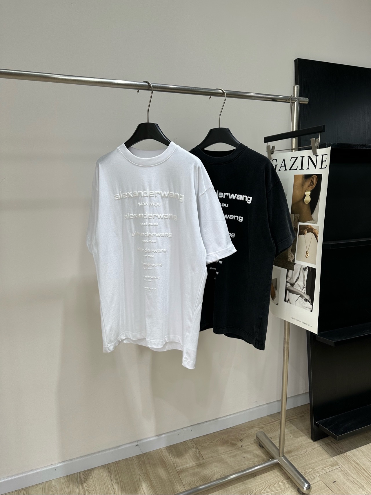 NO:868222,[AW white foam letter printed loose short-sleeved T] Fabric cotton Color white, black gray This Alexander Wang gradient logo short-sleeve adopts a round neck design, and the gradient logo on the front is super recognizable!  Pure cotton material is soft and breathable, super comfortable to wear in summer. Loose fit + straight hem, perfect casual feel. The white version is versatile, the black version is cooler. It can be easily worn in daily or street style. It goes well with jeans and overalls. Flat size  L shoulder width 54, chest 120, length 73, sleeve length 24. There is an error of 2~3cm in manual measurement, which is within the normal range, jeans, T-shirt,19860909【AW白发泡字母印花宽松短袖T】 面料棉 颜色白色、黑灰色 这款Alexander Wang渐变徽标短袖 采用圆领设计,正面渐变徽标超有辨识度！ 纯棉材质柔软透气,夏天穿超舒服 宽松版型+平直下摆,休闲感满分 白色款百搭,黑色款更酷 日常或街头风都能轻松驾驭 搭配牛仔裤、工装裤都很出彩 平铺尺码 S肩宽52,胸围112,衣长71,袖长22 M肩宽53,胸围116,衣长72,袖长23 L肩宽54,胸围120,衣长73,袖长24 手工测量就有2~3cm误差属于正常范围,,jeans,T-shirt,,Women's clothing