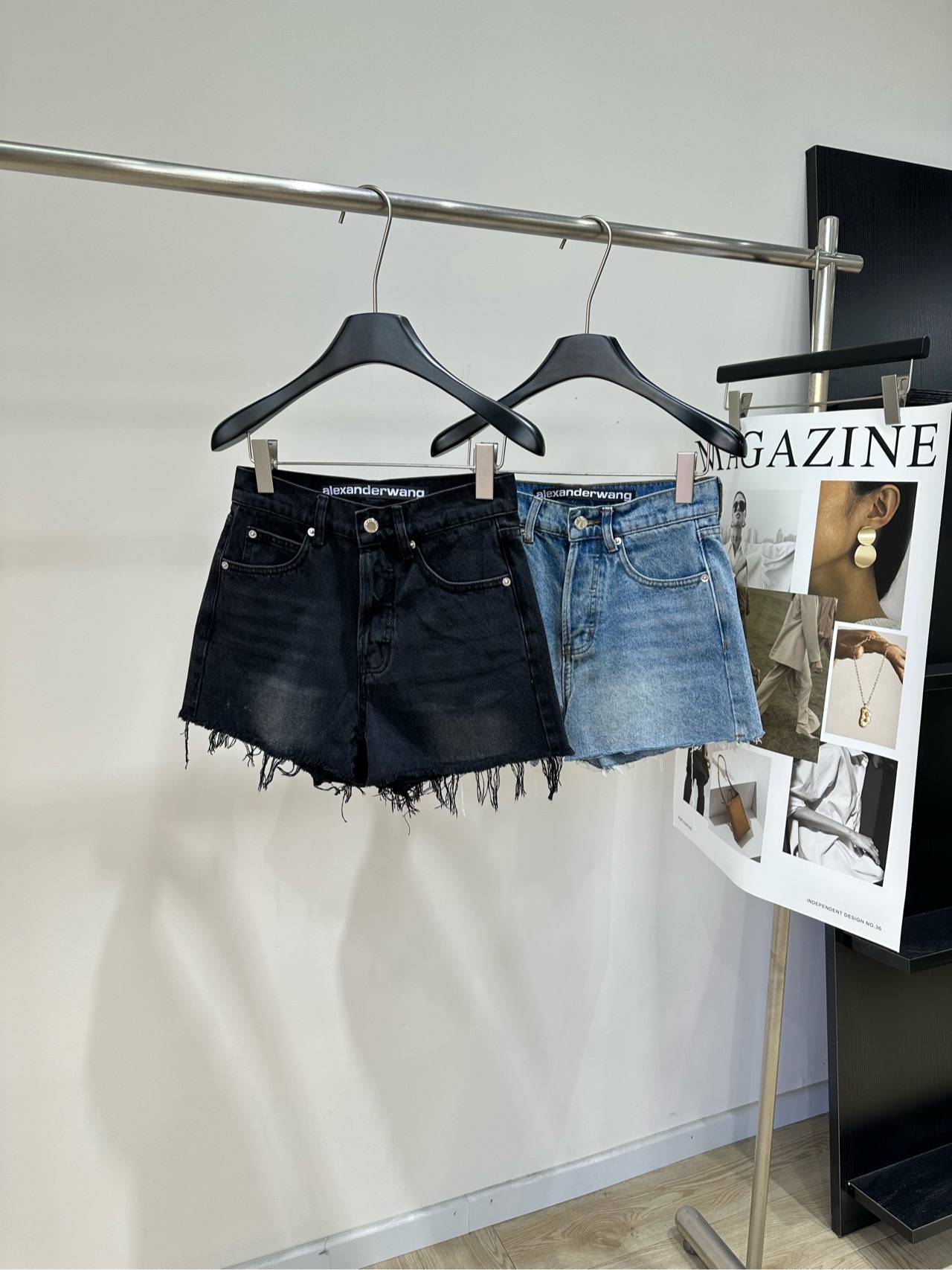 NO:868171,[AW denim shorts with rhinestoned lettering on the back pocket] Fabric denim cotton Colors blue, gray and black Alexander Wang’s denim shorts are available in gray black + light blue. The brand letters of the rhinestoned lettering on the back pocket are super recognizable!  Raw edge design + scimitar cut, fashionable and long legs. Girls over 165cm look super tall when wearing it. High-quality denim, wear-resistant and comfortable. Can be easily worn in daily or street style. Pair with chain T-shirts and loose sweatshirts to easily get a lazy and high-end feel. Flat size S (26) waist 70, hip 94, trouser length 36 M (27) waist 74, hip 98, trouser length 37  L (28) waist circumference 78, hip circumference 102, pants length 38. Handmade CDs will have a 2-3cm error, which is within the normal range, hoodie, sweatshirts, shorts, tees, t-shirt,19860909【AW后袋烫钻字母毛边牛仔短裤】 面料牛仔棉 颜色蓝色、灰黑色 Alexander Wang这款牛仔短裤 灰黑色+浅蓝两色可选 后袋烫钻品牌字母超有辨识度！ 毛边设计+弯刀剪裁,时髦又显腿长 165cm以上姐妹穿超显高挑 高品质牛仔布,耐磨又舒适 日常或街头风都能轻松驾驭 搭配链条T恤、宽松卫衣 轻松get慵懒高级感 平铺尺码 S（26）腰围70,臀围94,裤长36 M（27）腰围74,臀围98,裤长37 L（28）腰围78,臀围102,裤长38 手工CD会有2～3cm误差属于正常范围,,hoodie,sweatshirts,shorts,tees，t-shirt,,Women's clothing