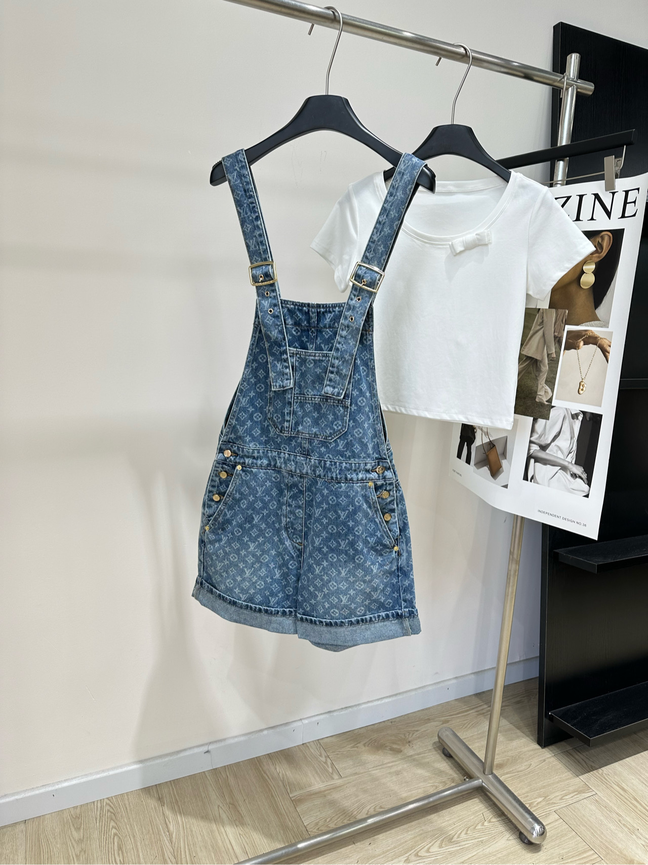 NO:869441,[Lv blue four-leaf clover all-over denim overalls shorts] Fabric denim cotton Color blue Lous * Blue presbyopic denim overalls Classic Monogram pattern + high-quality denim Durable and recognizable The straps are adjustable and suitable for a variety of body shapes The double pockets on the front are super practical, and the hem design of the trousers is full of casualness. It is great for daily wear or vacation. Pair it with a simple T-shirt or vest, and you can easily get a fashionable look!  Flat size S waist 76, hips 100, length 90 (shoulder straps adjustable) M waist 80, hips 104, length 91 (shoulders straps adjustable) L waist 84, hips 108, length 92 (shoulders straps adjustable) Manual measurement will have an error of 2 to 3cm, which is within the normal range, Louis Vuitton, shorts, tees, t-shirt,19860909【Lv蓝色四叶草满印牛仔背带短裤】 面料牛仔棉 颜色蓝色 Lous *蓝色老花牛仔背带短裤 经典Monogram图案+高品质牛仔布 耐用又有辨识度 背带可调节,适合多种身材 正面双口袋超实用,裤脚卷边设计休闲感满满 日常穿搭或度假都很出彩 搭配简约T恤或背心,轻松get时髦造型！ 平铺尺码 S腰围76,臀围100,衣长90（肩带可调节） M腰围80,臀围104,衣长91（肩带可调节） L腰围84,臀围108,衣长92（肩带可调节） 手工测量会有2～3cm误差属于正常范围,,louis vuitton,shorts,tees，t-shirt,,Women's clothing