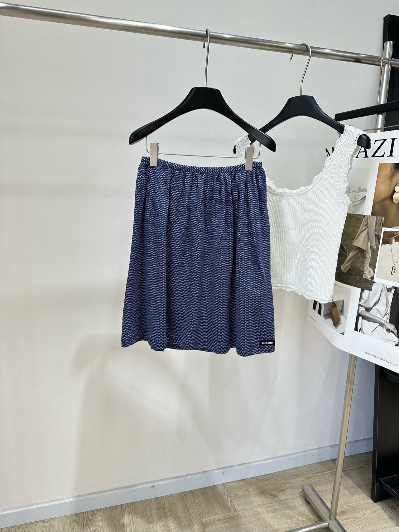 NO:874226,[M dark blue sesame needle casual mid-length skirt] Fabric knitted cotton Color dark blue Miu* navy blue plaid skirt 26SS new summer model!  Navy blue plaid skirt. Light and breathable fabric, super comfortable to wear in summer! High-waisted A-line version, modified waistline. The skirt is naturally draped and full of retro plaid design. Elastic waist design, easy to put on and take off. Suitable for all body types. Flat size without lining.19860909【M深蓝色芝麻针休闲中长半裙】 面料针织棉 颜色深蓝色 Miu*藏蓝色格纹半身裙 26SS夏季新款！藏蓝色格纹半身裙 轻盈透气面料,夏天穿超舒服! 高腰A字版型,修饰腰线 裙摆自然垂坠,复古格纹设计感满满 松紧腰设计,穿脱方便 适合各种身材 平铺尺码无内衬 S腰围68,裙长52 M腰围72,裙长53 L腰围76,裙长54 手工测量会有2～3cm误差属于正常范围,,miumiu,skirts,,Women's clothing