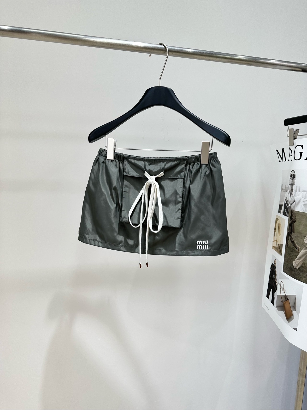 NO:874240,[M Army Green Work Pocket Glossy Skirt] Fabric Polyester Color Army Green MiuMiu's work style suit includes a jacket and skirt. Made of lightweight nylon, it is windproof and comfortable. It is OK for daily wear or outdoor use!  The multi-pocket design of the jacket is super practical. The drawstring of the skirt + brand embroidery is full of details and highly recognizable. The overall military green color, paired with brown or white accessories, can easily create a sweet and cool style, fashionable and versatile!  Flat size lined shorts S waist 68 stretch, hip 100, skirt length 29 M waist 72 stretch, hips 104, skirt length 30 L waist 76 stretch, hip 108, skirt length 31 Manual measurement will have an error of 2 to 3cm, which is within the normal range,,miumiu,skirts,shorts,jackets & coats,19860909【M军绿色工装口袋光泽短裙】 面料聚酯纤维 颜色军绿色 MiuMiu这套工装风套装包含夹克和短裙 轻质尼龙材质,防风又舒适 日常穿搭或户外都很OK！ 夹克多口袋设计超实用 短裙抽绳+品牌刺绣 细节满分,辨识度高 整体军绿色,搭配棕色或白色配饰 轻松打造甜酷风,时髦又百搭！ 平铺尺码有内衬短裤 S腰围68弹力,臀围100,裙长29 M腰围72弹力,臀围104,裙长30 L腰围76弹力,臀围108,裙长31 手工测量会有2～3cm误差属于正常范围,,miumiu,skirts,shorts,jackets & coats,,Women's clothing