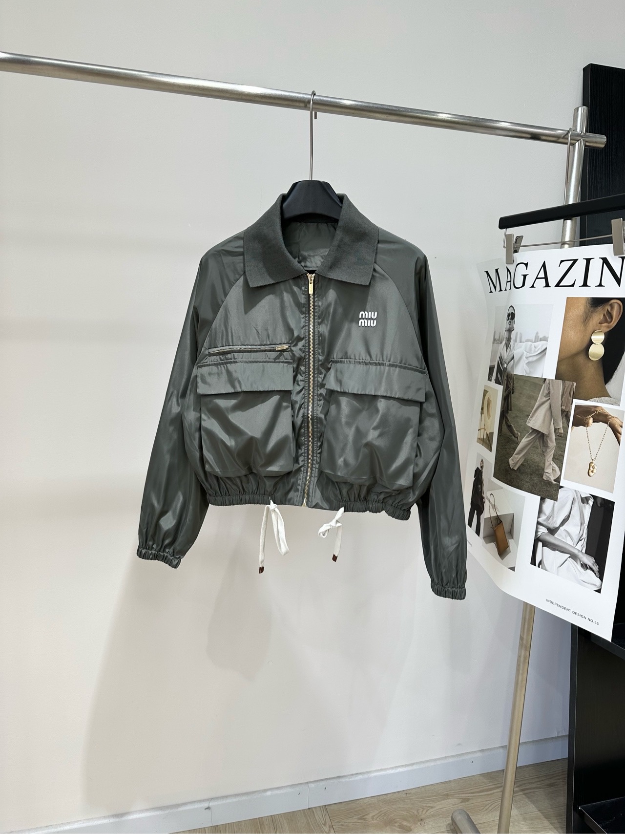 NO:874254,[M Army Green Glossy Zipper Jacket] Fabric Polyester Color Military Green Miu Miu Spring and Summer Work Style Jacket Military Green Nylon Material, Lightweight and Breathable, Perfect for Spring and Summer!  Short design + lapels + large pockets, full of workwear feel yet refined. The drawstring at the hem is adjustable and can be paired with high-waisted pants or skirts to easily create a sweet-cool or sporty style. It can be worn for daily outings, dates, and leisure. It is comfortable and fashionable, and is a versatile item that combines practicality and design!  Flat size S raglan sleeves, bust 114, length 51, shoulder sleeve length 71 M Raglan sleeves, chest 118, length 52, shoulder sleeve length 72 L Raglan sleeves, chest 122, dress length 53, shoulder sleeve length 73 There will be an error of 2 to 3cm in manual measurement, which is within the normal range,,miumiu,skirts,jackets & coats,jackets & coats,19860909【M军绿色光泽拉链夹克外套】 面料聚酯纤维 颜色军绿色 Miu Miu 春夏工装风夹克 军绿色尼龙材质,轻薄透气 春夏穿超合适！ 短款设计+翻领+大口袋 工装感满满又不失精致 下摆抽绳可调节版型,搭配高腰裤或半裙 轻松打造甜酷或运动风 日常出街、约会、休闲都能穿 舒适又时髦,是实用与设计感兼具的百搭单品！ 平铺尺码 S插肩袖,胸围114,衣长51,肩袖长71 M插肩袖,胸围118,衣长52,肩袖长72 L插肩袖,胸围122,衣长53,肩袖长73 手工测量会有2～3cm误差属于正常范围,,miumiu,skirts,jackets & coats,jackets & coats,,Women's clothing