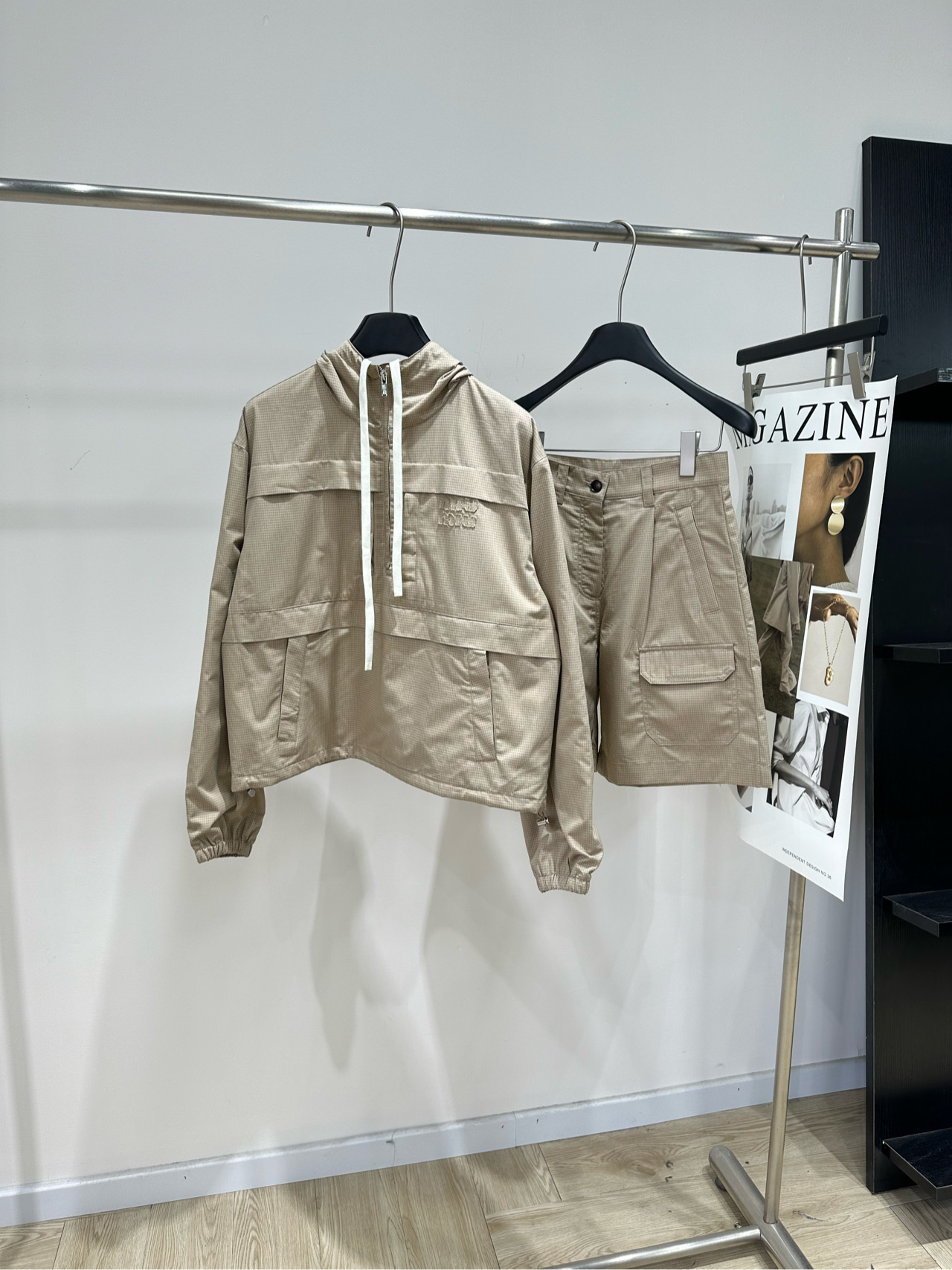 NO:874198,Jacket p pants [M khaki fine-lattice work zipper jacket + casual trousers] Fabric cotton blend Color Khaki Miu's khaki work style jacket has a half-zip + drawstring design, simple and detailed. Multiple pockets and super practical, full of work wear style. Khaki is low-key and versatile, the first choice for early spring wear!  Whether worn with pleated skirts or overalls, you can easily switch between sweet and cool or casual styles. It is suitable for commuting, shopping, and traveling. It is a multi-functional item that is a must-have in your wardrobe. Jacket lay size  S waist 68, hip 106, pants length 47 M waist 72, hips 110, pants length 48 L waist 76, hips 114, pants length 49 Manual measurement will have an error of 2 to 3cm, which is within the normal range Manual measurement will have an error of 2 to 3cm, which is within the normal range,,miumiu,skirts,jackets & coats,jackets & coats,19860909夹克 p裤子【M卡其色细格工装拉链夹克+休闲五分裤】 面料棉混纺 颜色卡其色 Miu这款卡其色工装风外套 半拉链+抽绳设计,简约又有细节感 多口袋超实用,工装风满满 卡其色低调百搭,早春穿搭首选！ 无论配百褶裙还是工装裤 都能轻松切换甜酷or休闲风 通勤、逛街、出游都很适合 是衣橱必备多功能单品 外套平铺尺码 S肩宽50,胸围112,衣长57,袖长59 M肩宽51,胸围116,衣长58,袖长60 L肩宽52,胸围,衣长59,袖长61 五分裤平铺尺码 S腰围68,臀围106,裤长47 M腰围72,臀围110,裤长48 L腰围76,臀围114,裤长49 手工测量会有2～3cm误差属于正常范围 手工测量会有2～3cm误差属于正常范围,,miumiu,skirts,jackets & coats,jackets & coats,,Women's clothing