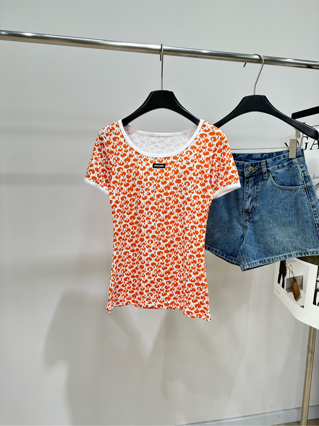 NO:875576,[M orange small floral lace round neck short-sleeved T-shirt] Fabric cotton + spandex Color orange Miu2026 spring and summer new orange floral short-sleeved T-shirt Combed cotton, light and breathable, super comfortable to wear in summer!  Orange bottom + white floral, vibrant and playful. Round neck with white piping, full of details. Brand woven label on the chest, highly recognizable. Slim fit fits the body shape and easily outlines curves. Pair with white skirt or jeans. Fresh and sweet style. Suitable for daily commuting and leisure. A must-have for young girls!  Flat size S shoulder width 39, bust 76 stretch, length 59, sleeve length 17 M shoulder width 40, chest 80 stretch, length 60, sleeve length 18 L shoulder width 41, bust 84 stretch, length 61, sleeve length 19 Manual measurement will have an error of 2 to 3cm, which is within the normal range,,miumiu,skirts,jeans,T-shirt,tees,t-shirt,19860909【M橙色小碎花花边圆领短袖T】 面料棉+氨纶 颜色橙色 Miu2026春夏新款橙色碎花短袖T恤 精梳棉,轻薄透气,夏天穿超舒服！ 橙色底+白色碎花,活力俏皮 圆领配白色滚边,细节满分 胸前品牌织唛,辨识度高 修身版型贴合身形,轻松勾勒曲线 搭配白色半裙或牛仔裤 清新甜美风get 日常通勤、休闲都很适合 年轻女生必入！ 平铺尺码 S肩宽39,胸围76弹力,衣长59,袖长17 M肩宽40,胸围80弹力,衣长60,袖长18 L肩宽41,胸围84弹力,衣长61,袖长19 手工测量会有2～3cm误差属于正常范围,,miumiu,skirts,jeans,T-shirt,tees，t-shirt,,Women's clothing