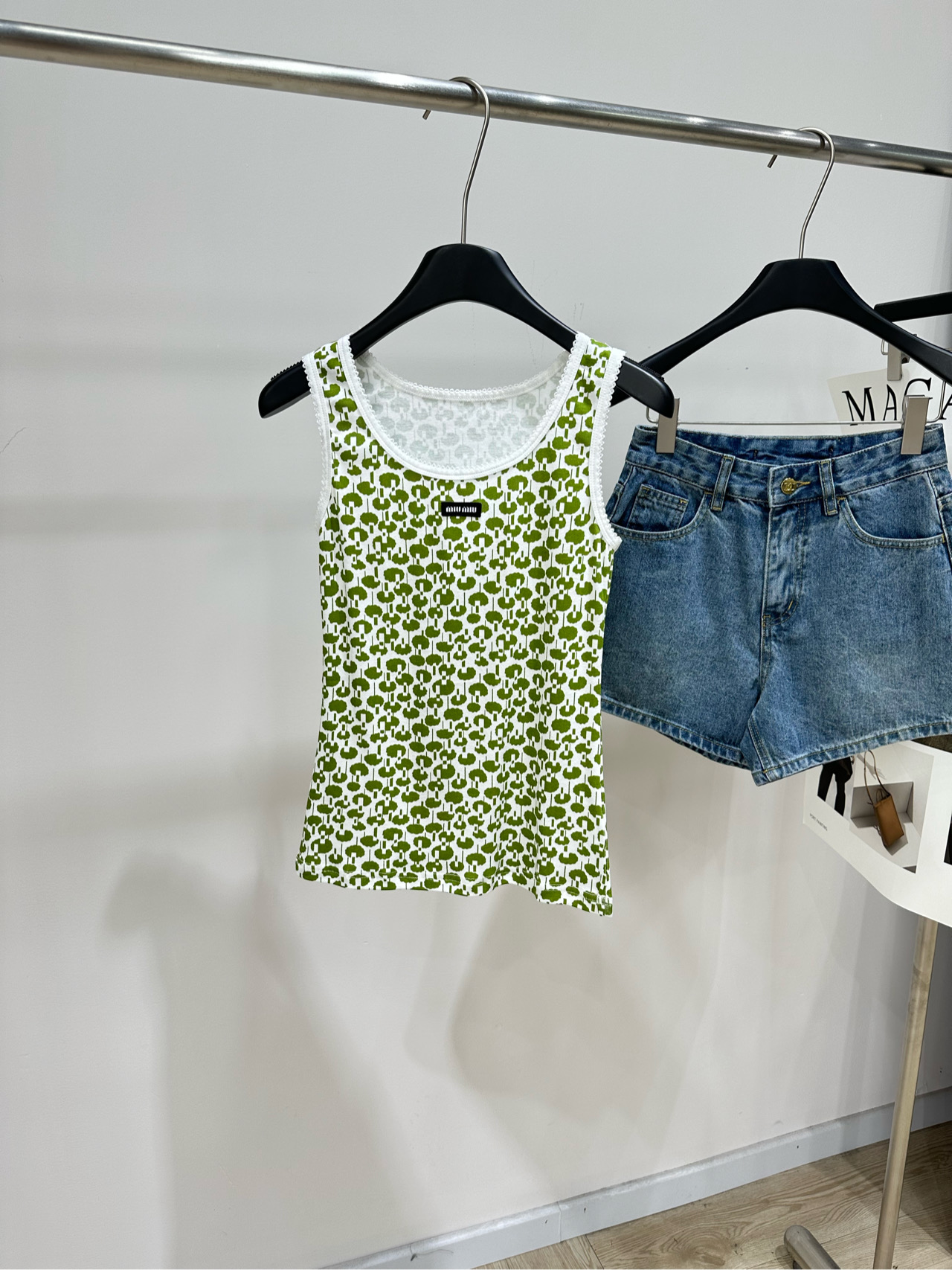 NO:875584,[M green small floral U-neck lace vest] Fabric cotton + spandex Color green Miu green pattern suspenders, light and breathable fabric, super comfortable to wear in summer!  Retro green pattern + white trim, full of girlish feel. Slim cut, fits the body shape. Pair with tutu skirt or high-waisted pants to easily create a sweet or casual style. It is perfect for daily commuting, vacation, and photo taking. It is a must-have and versatile item for summer wardrobe!  Flat size S shoulder width 30, bust 70 elastic, length 57 M shoulder width 31, bust 74 stretch, length 58 L shoulder width 32, bust 78 stretch, length 59 Manual measurement will have an error of 2 to 3cm, which is within the normal range,,miumiu,skirts,19860909【M绿色小碎花U领花边小背心】 面料棉+氨纶 颜色绿色 Miu 绿色花纹吊带,轻薄透气面料 夏天穿超舒服！ 复古绿色花纹+白色边饰,少女感满满 修身剪裁,贴合身形 搭配蓬蓬裙或高腰裤 轻松打造甜美or休闲风 日常通勤、度假、拍照都很出片 是夏季衣橱必备百搭单品！ 平铺尺码 S肩宽30,胸围70弹力,衣长57 M肩宽31,胸围74弹力,衣长58 L肩宽32,胸围78弹力,衣长59 手工测量会有2～3cm误差属于正常范围,,miumiu,skirts,,Women's clothing